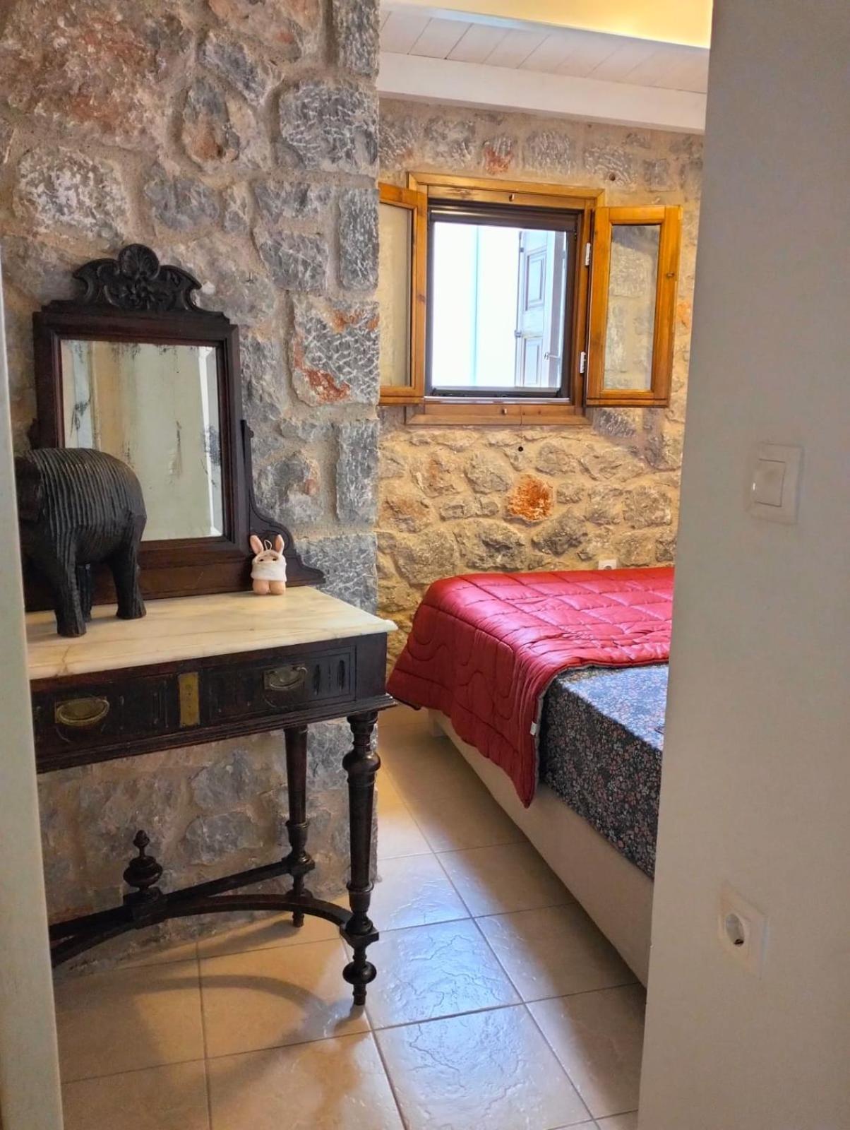 Holiday home Delphi View! *