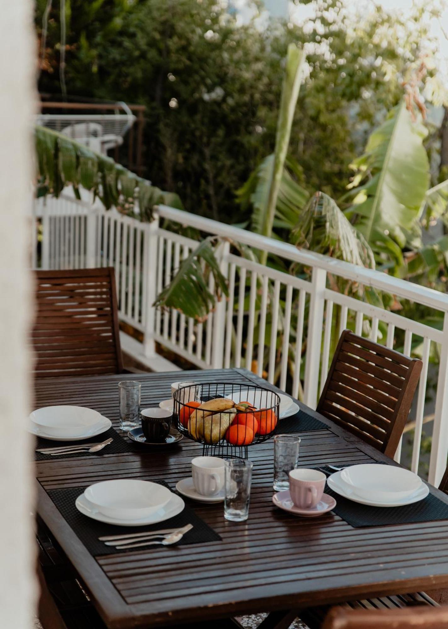 Banana Leaf House * Polychrono