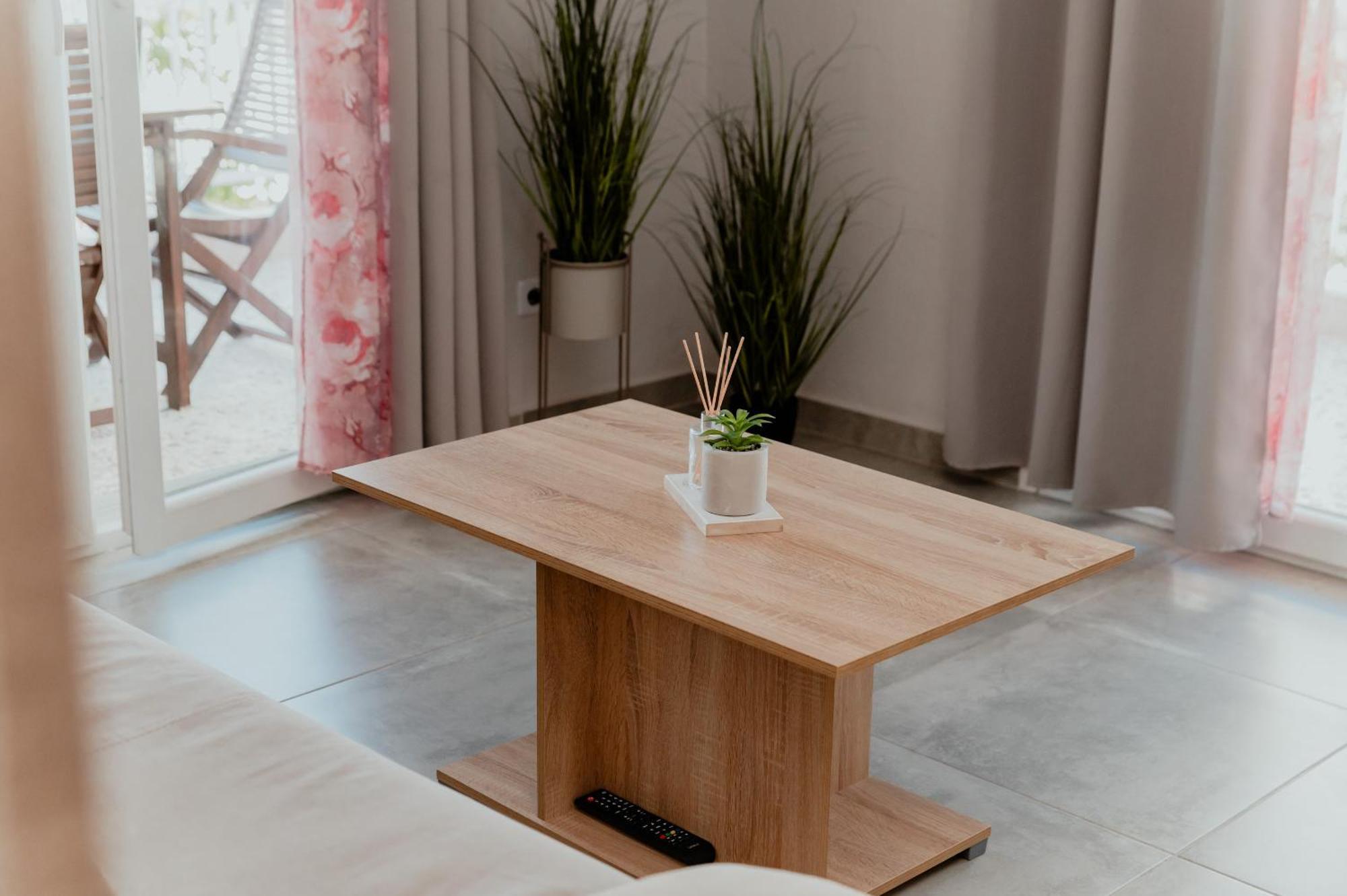 Banana Leaf House * Polychrono