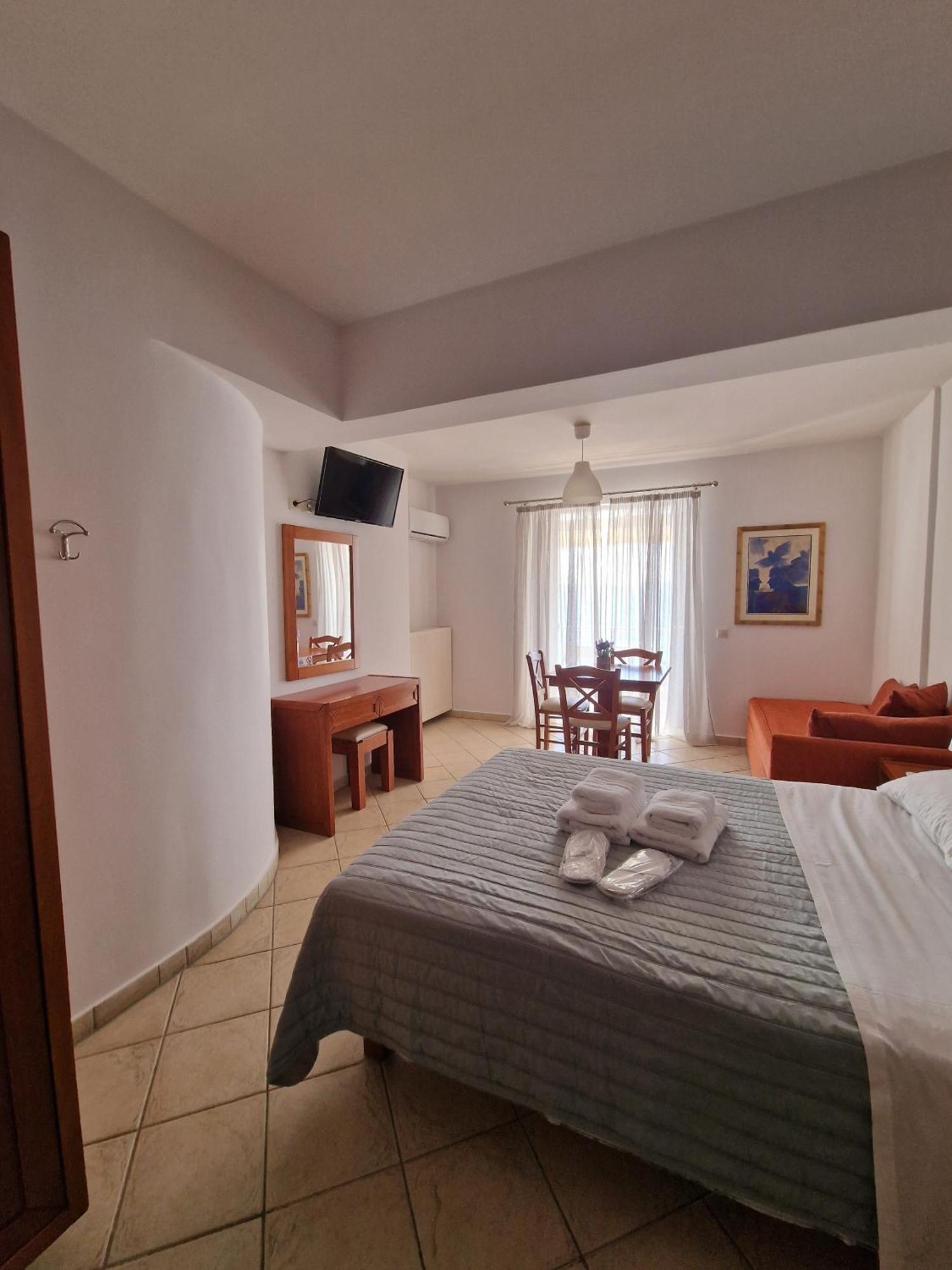 Porto Xronia Aparthotel