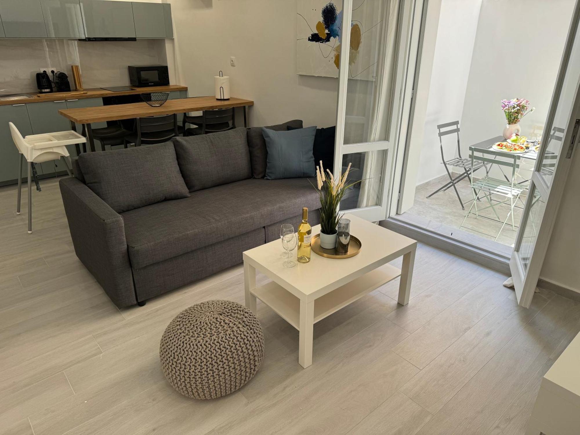 4 Apartment *