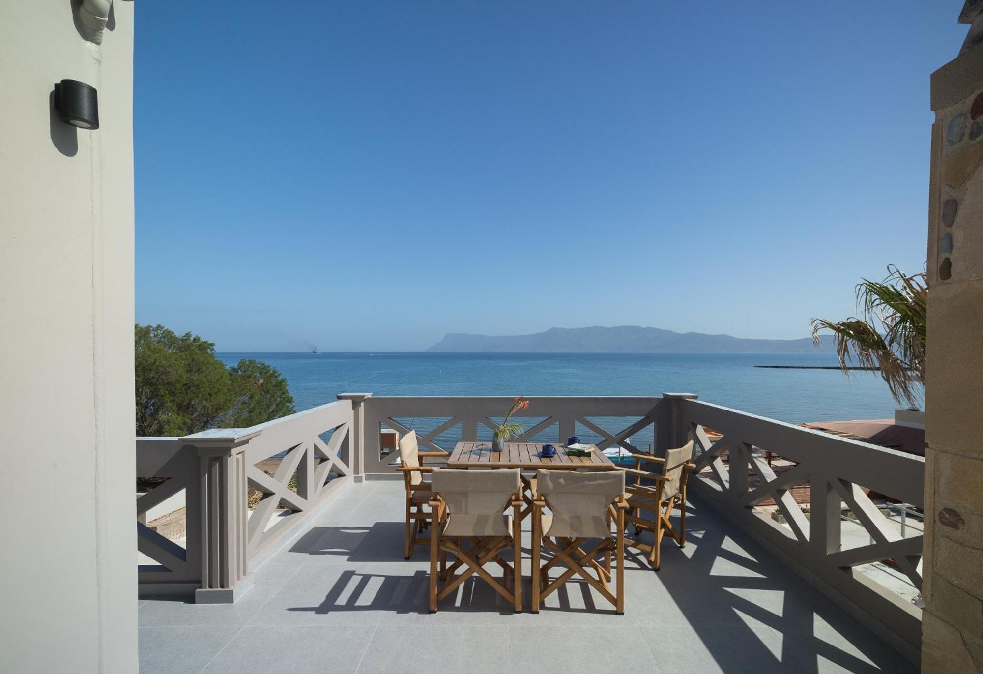Zoe's Place - 1 Bd Loft Beachfront Apartment Kissamos