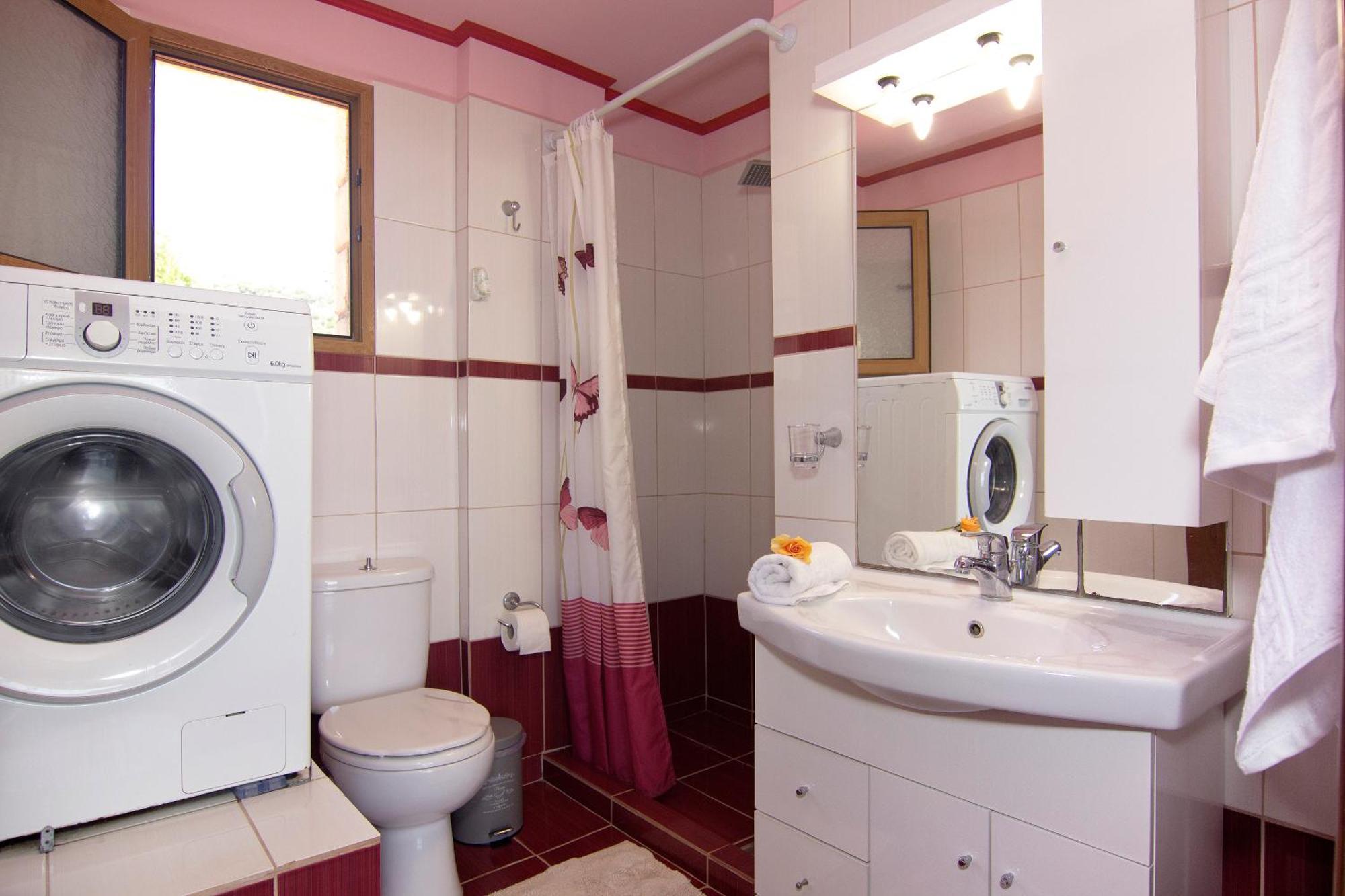 Emilia's Upper Floor Apartment Stoupa