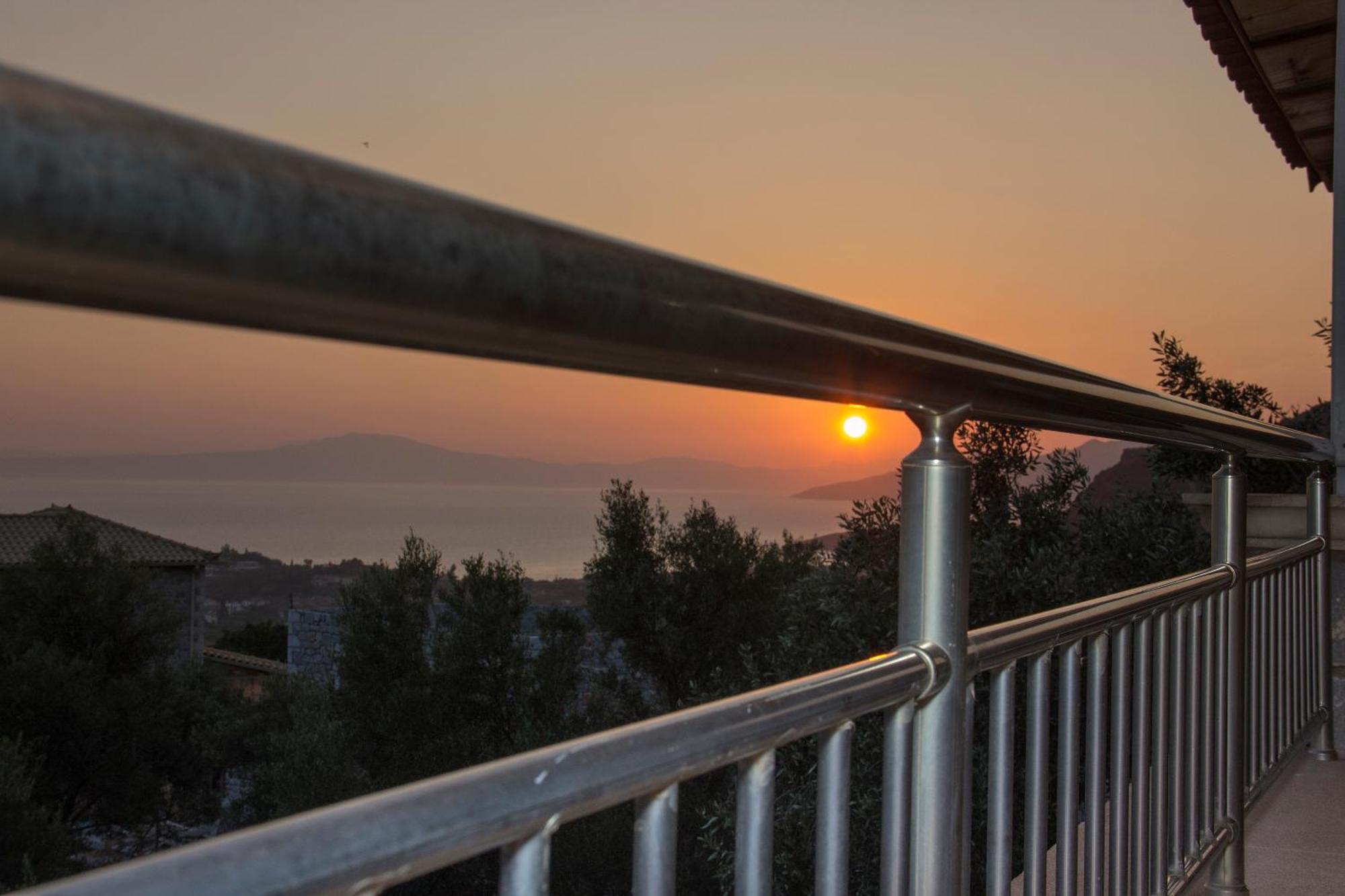 Emilia's Upper Floor Apartment Stoupa