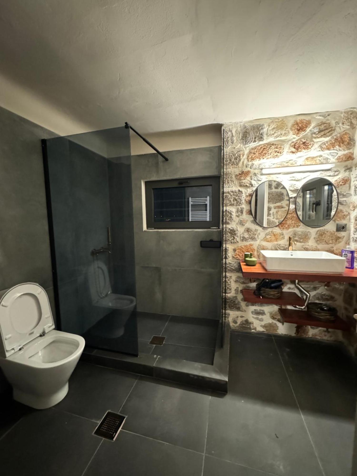 Amfikleias Earth Apartment