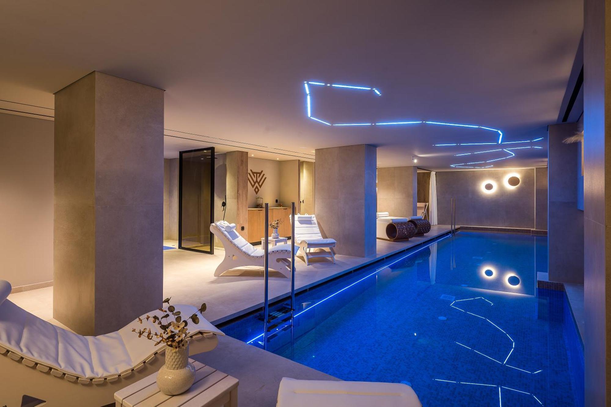 Hotel Ethereal White &