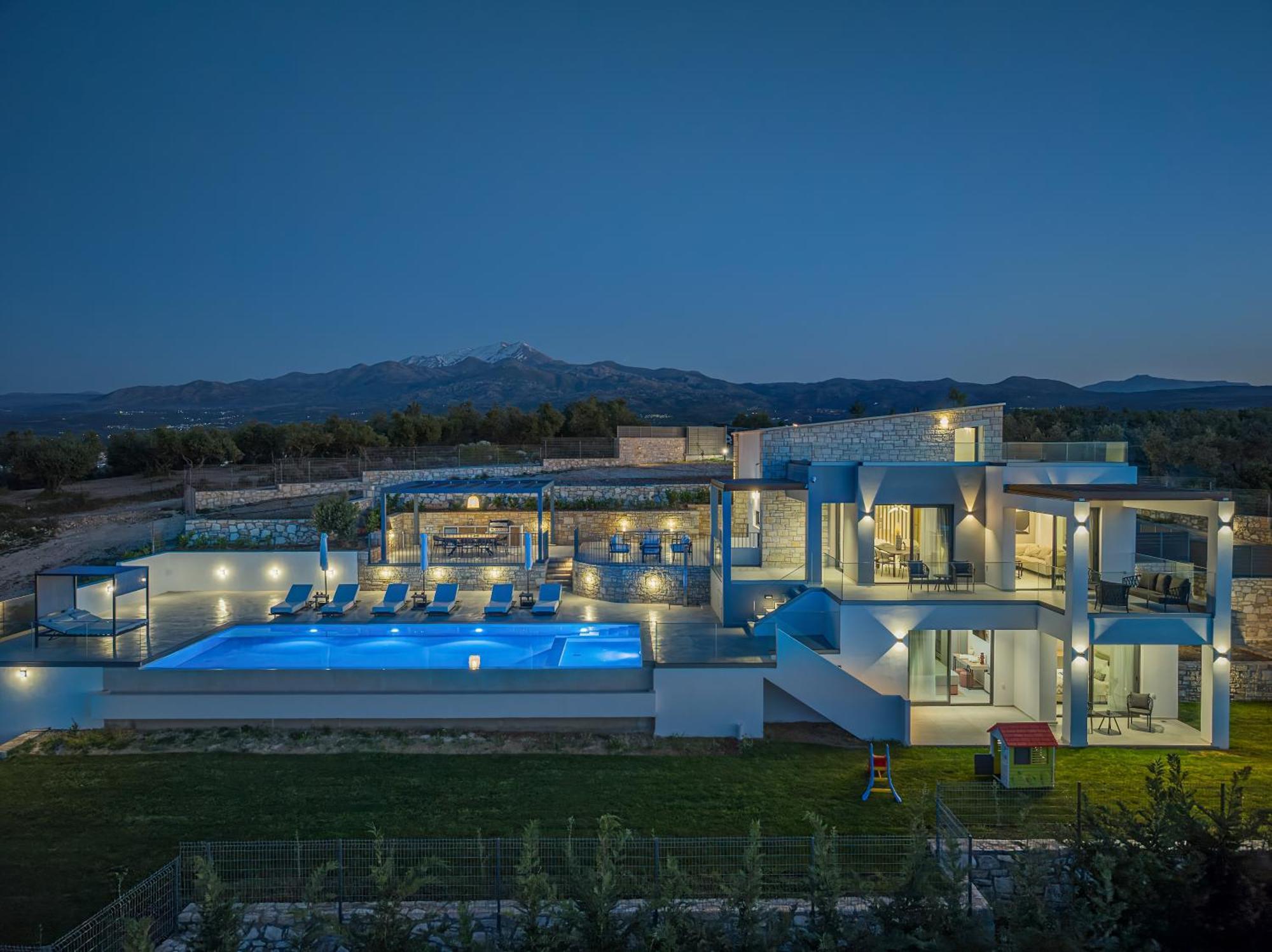 Skyline Villas, By Hellocrete Villa
