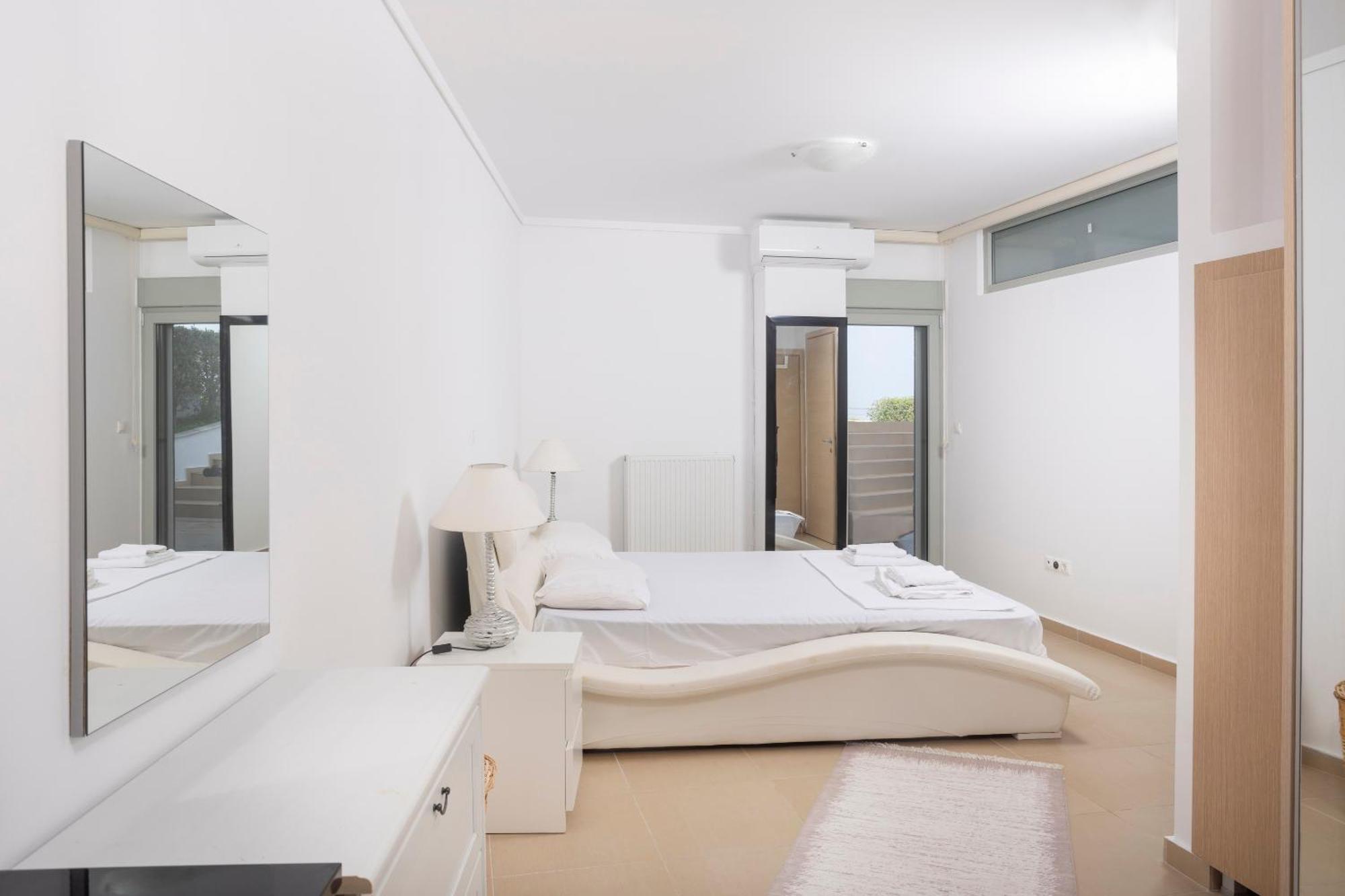 Villa Alpha - Beachfront, Steps From Mamalouka And Blue Carpet