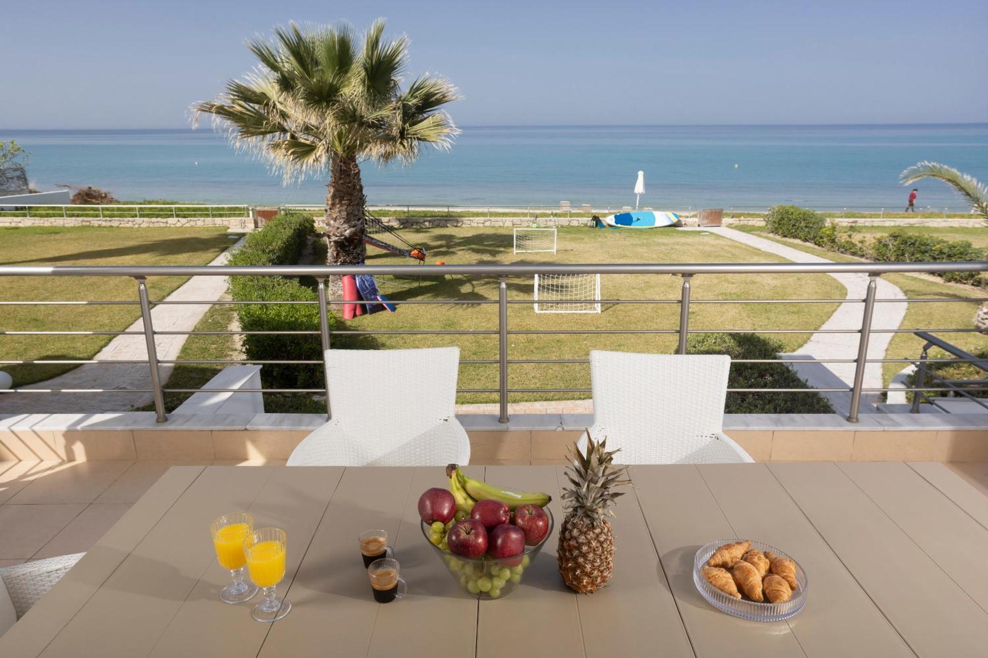 Villa Alpha - Beachfront, Steps From Mamalouka And Blue Carpet