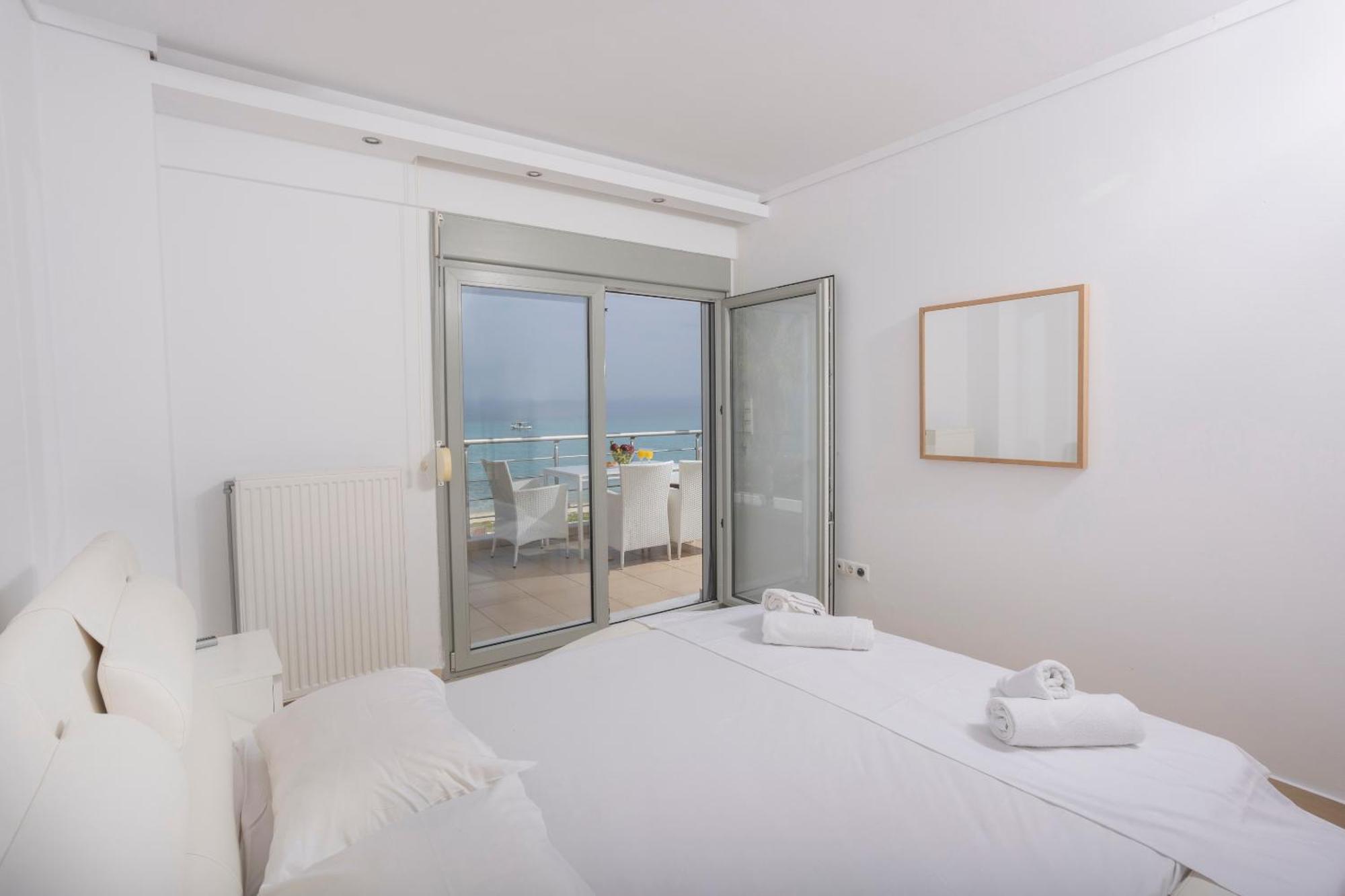 Alpha - Beachfront, Steps From Mamalouka And Blue Carpet Villa