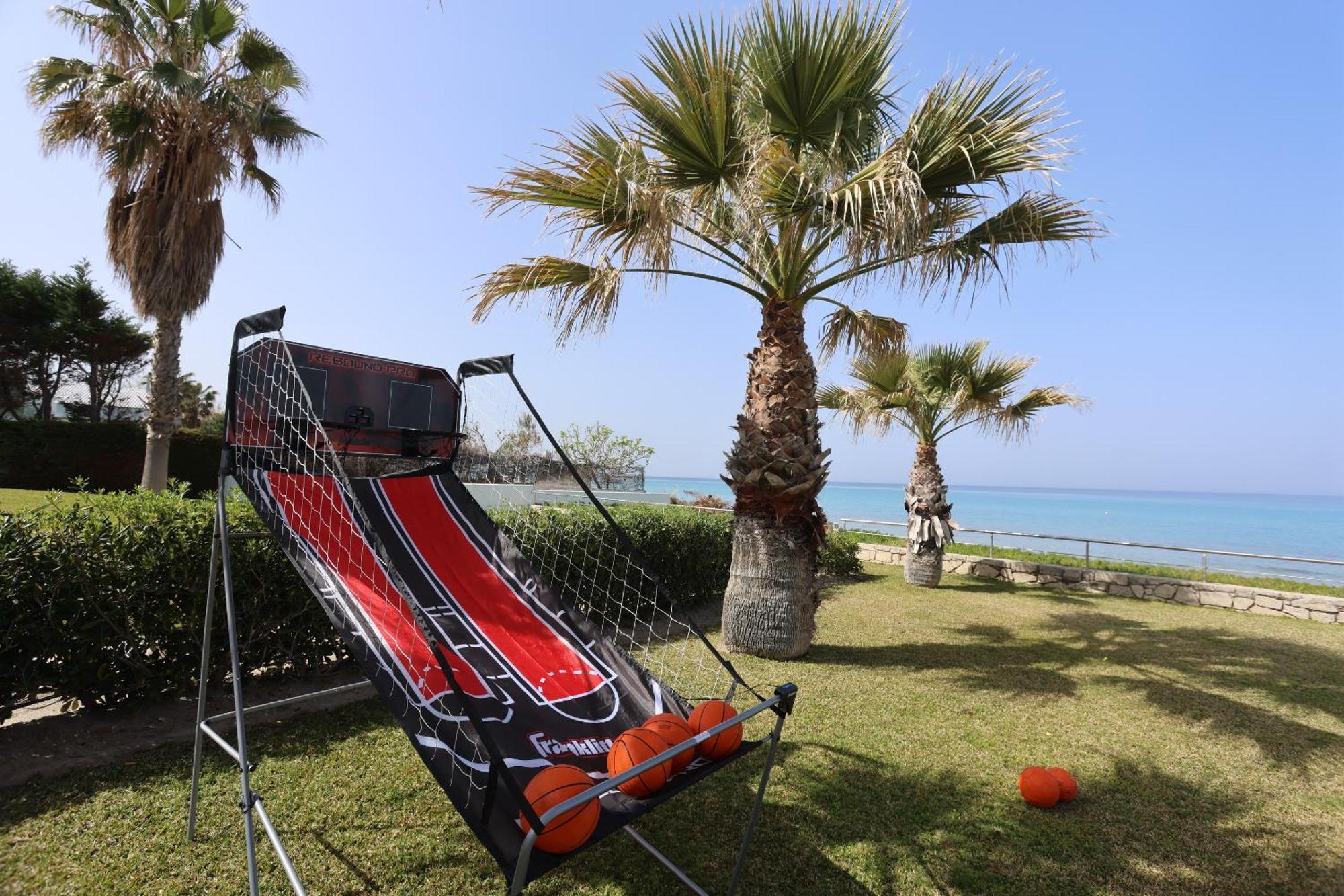 Alpha - Beachfront, Steps From Mamalouka And Blue Carpet Villa