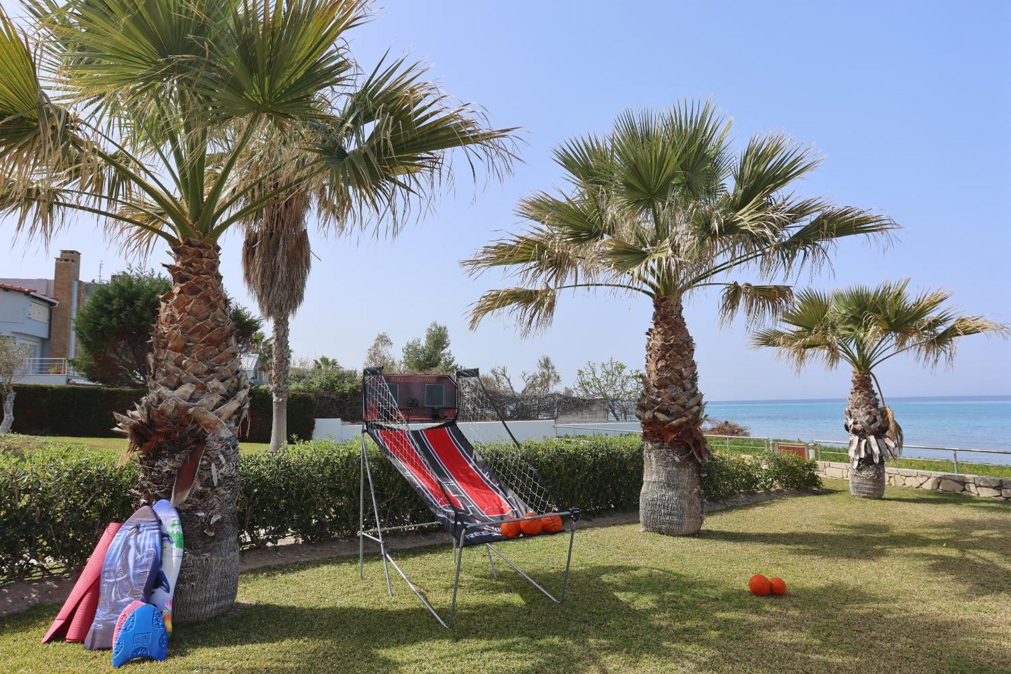 Villa Alpha - Beachfront, Steps From Mamalouka And Blue Carpet *