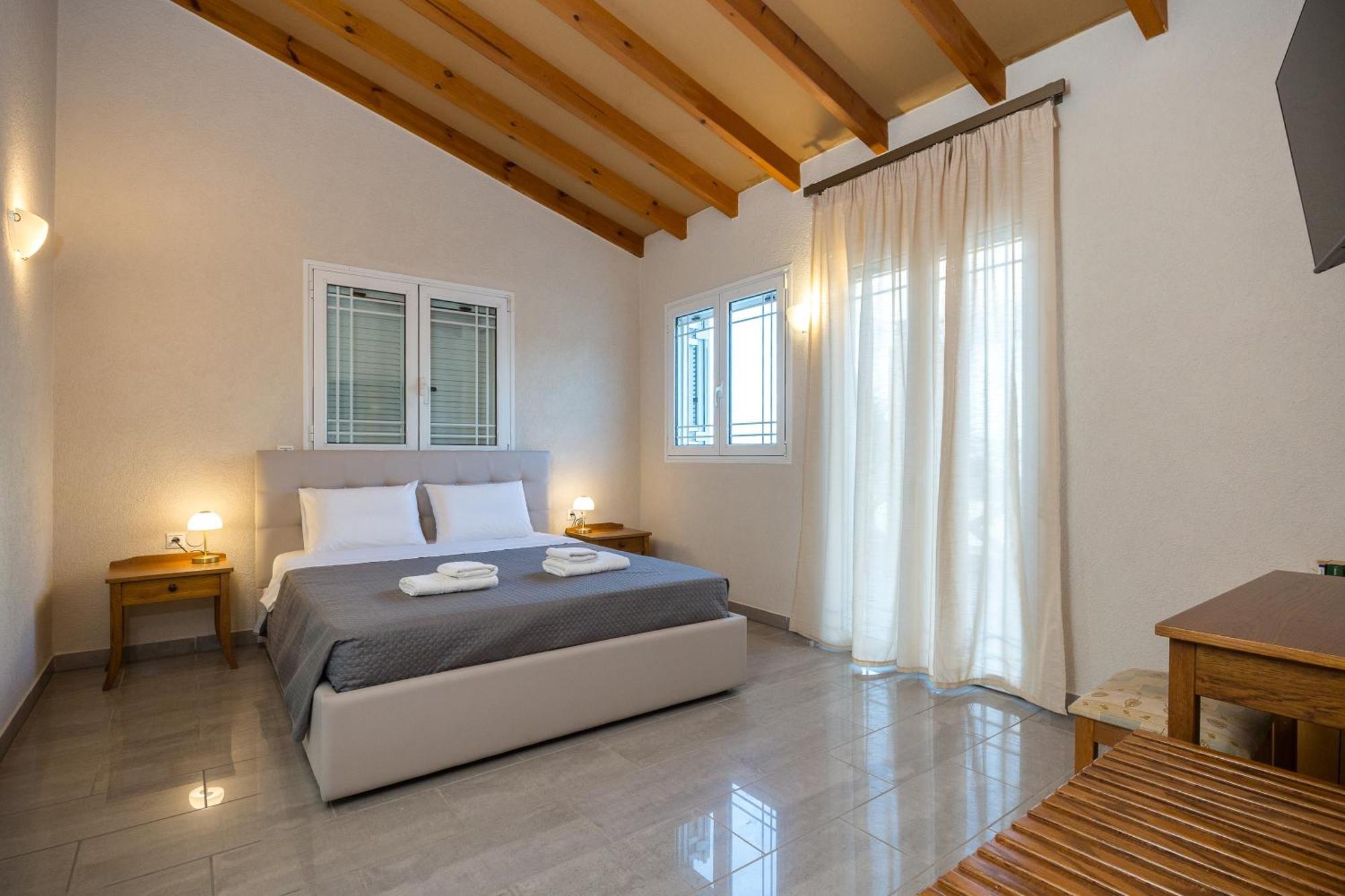 Zoe's Place - 1 Bd Loft Beachfront Kissamos