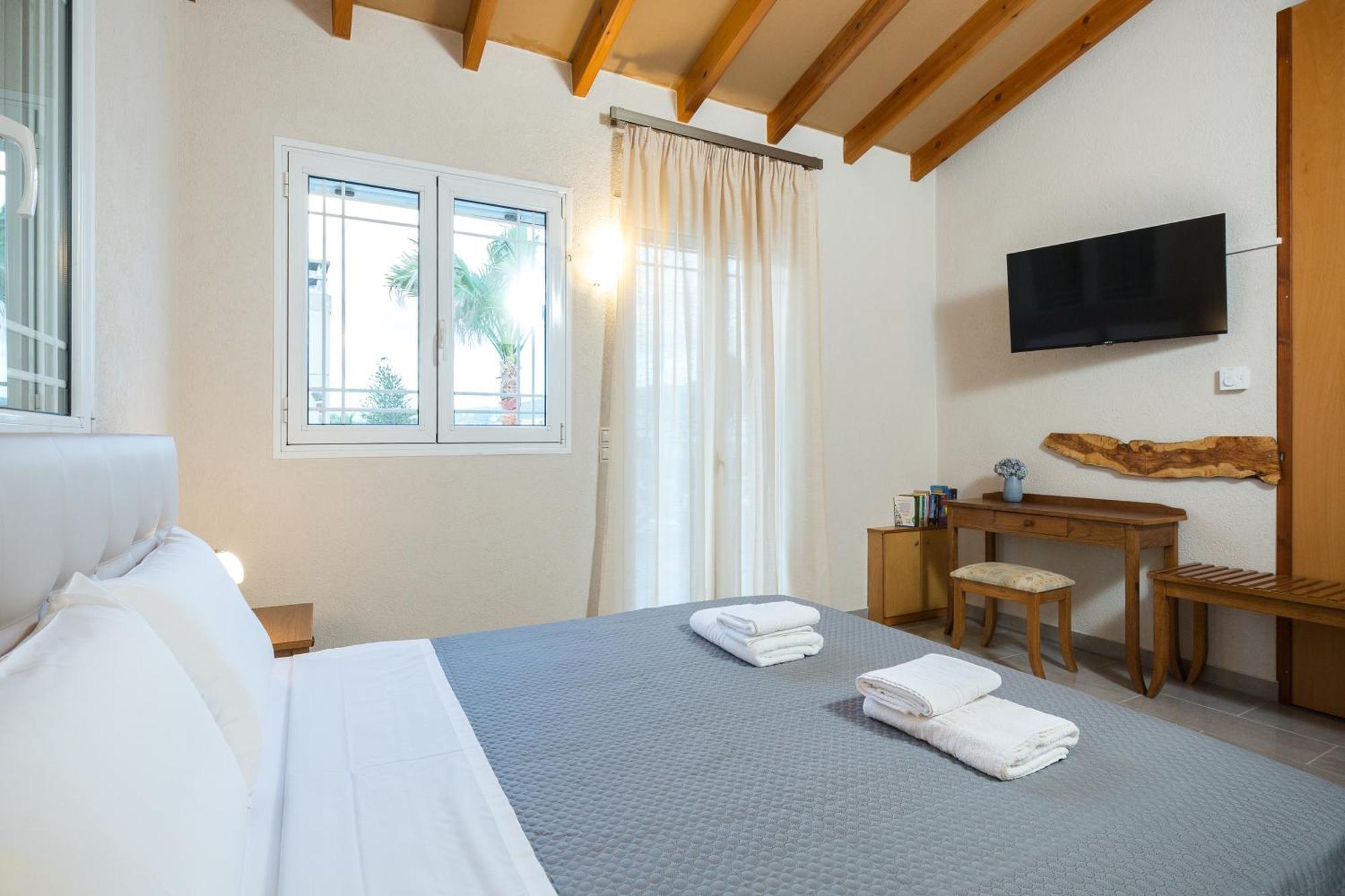 Zoe's Place - 1 Bd Loft Beachfront Apartment Kissamos