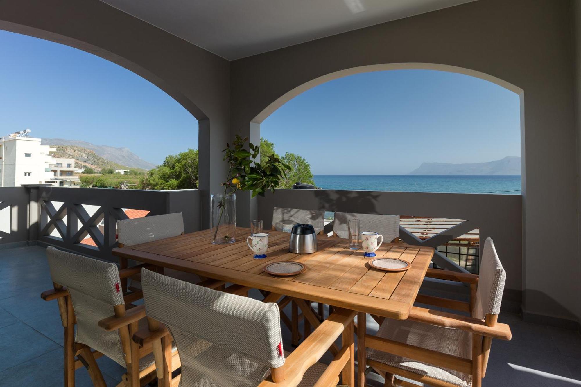 Zoe's Place - 2 Bd Beachfront Apartment *