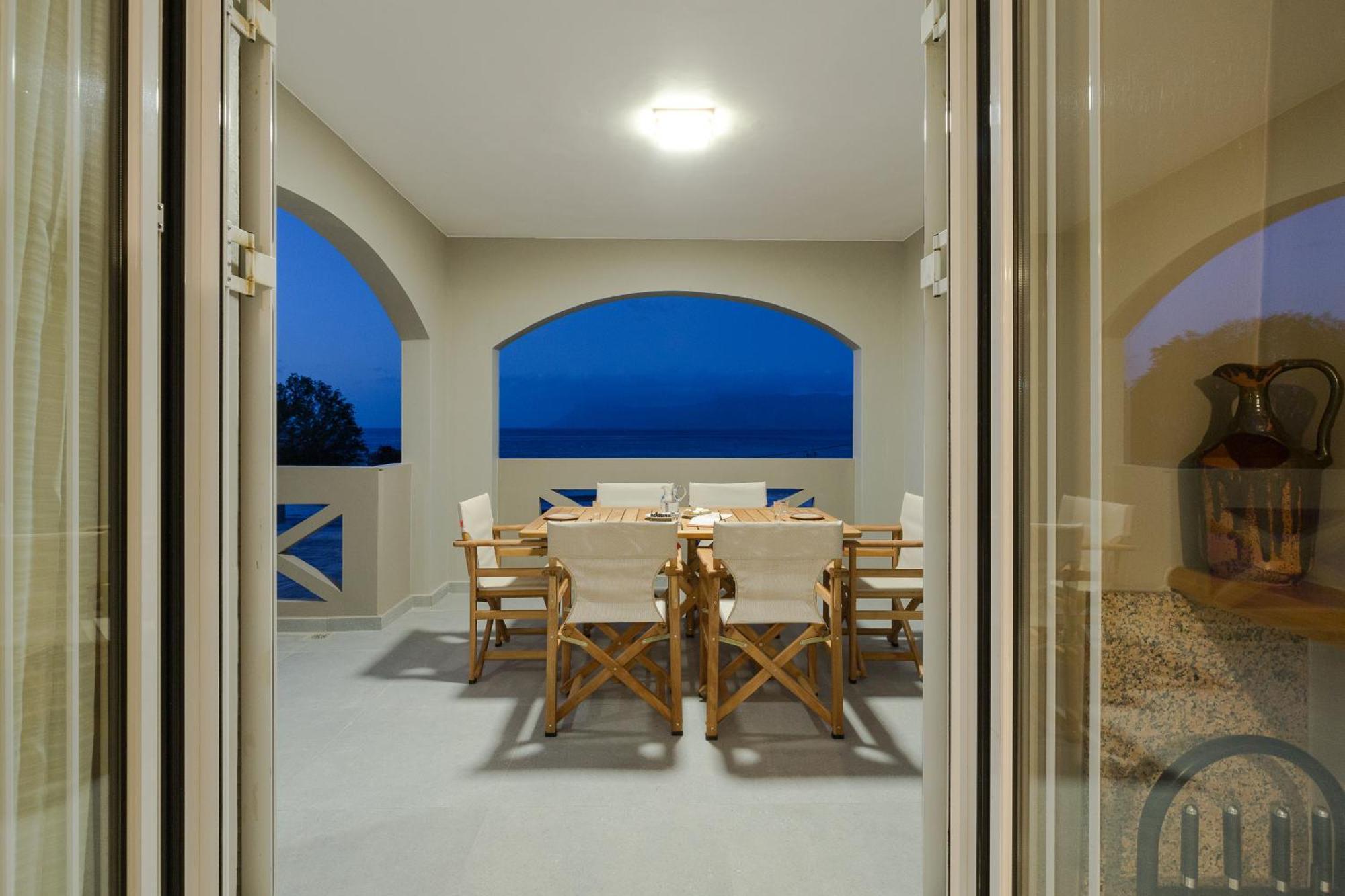 Zoe's Place - 2 Bd Beachfront Apartment Kissamos