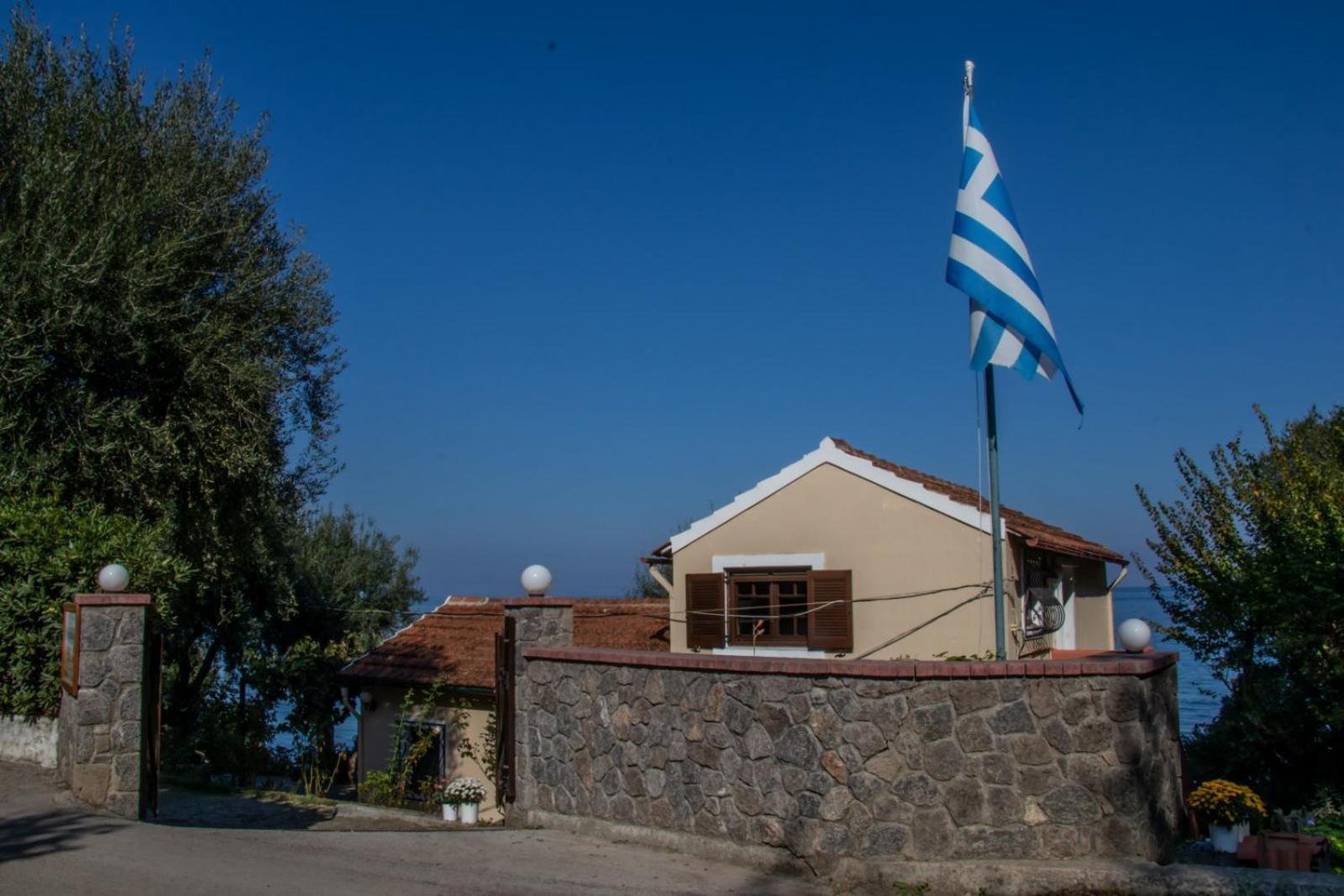 Beachfront Romantica Place Apartment Agia Pelagia Chlomou