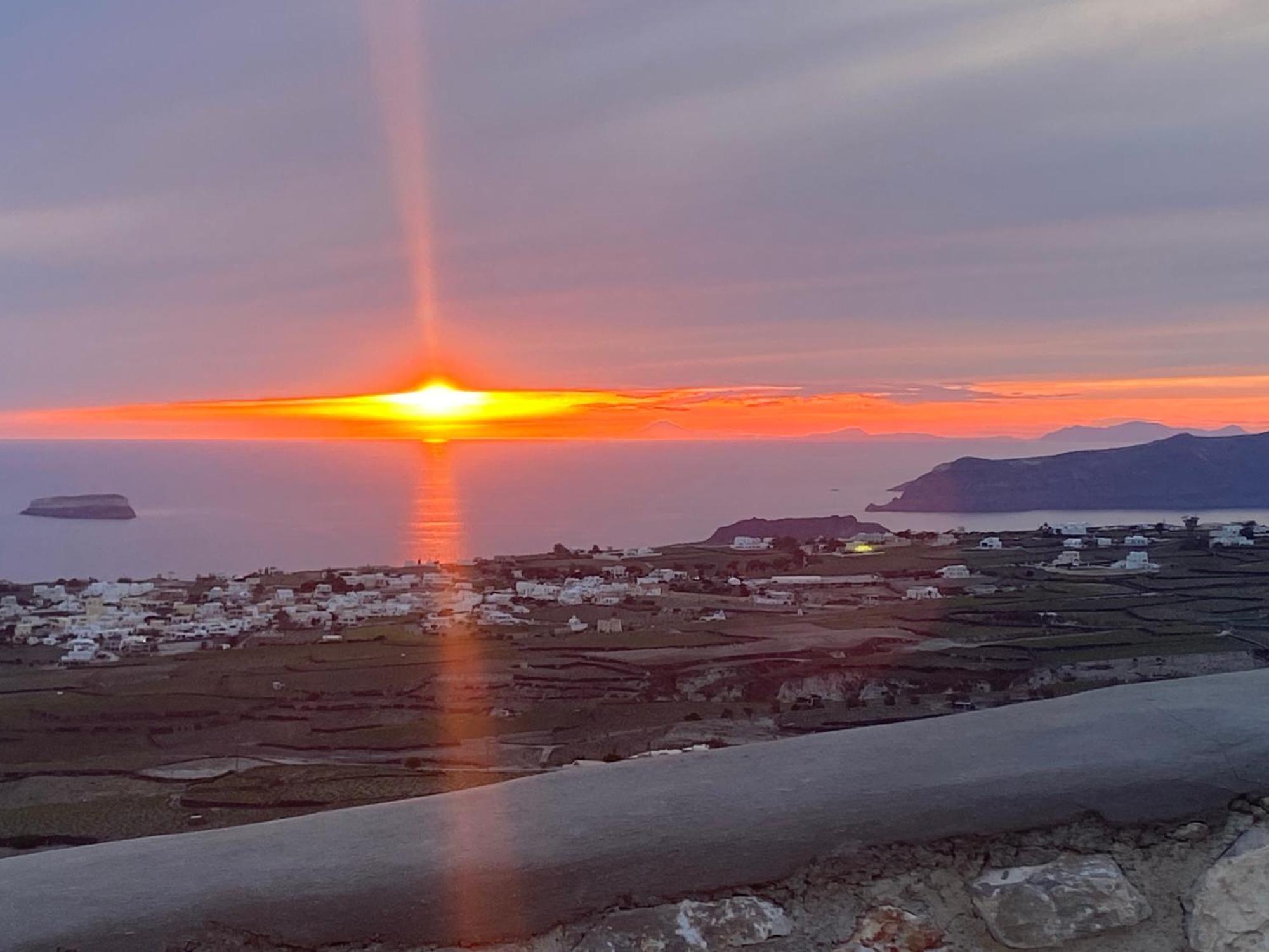 Ena Santorini *