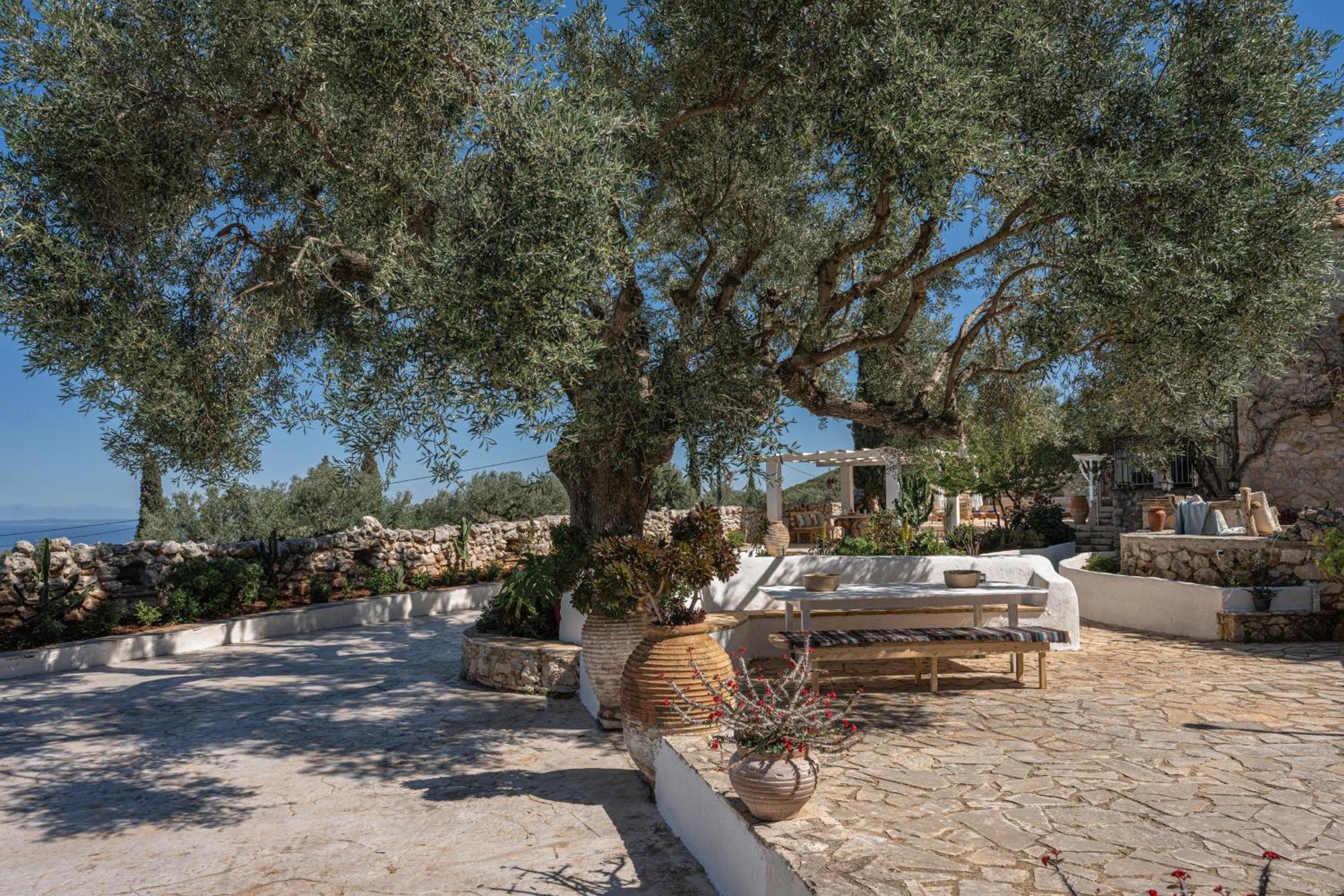Louiza - Luxury Stone Villa Volimes