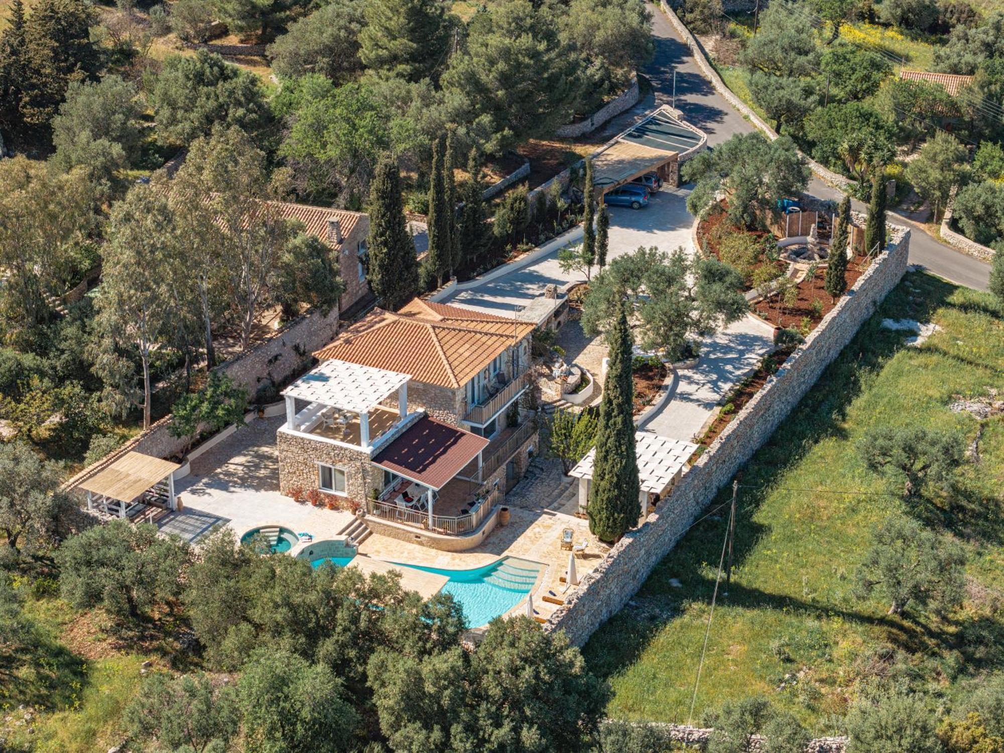 Villa Louiza - Luxury Stone Volimes