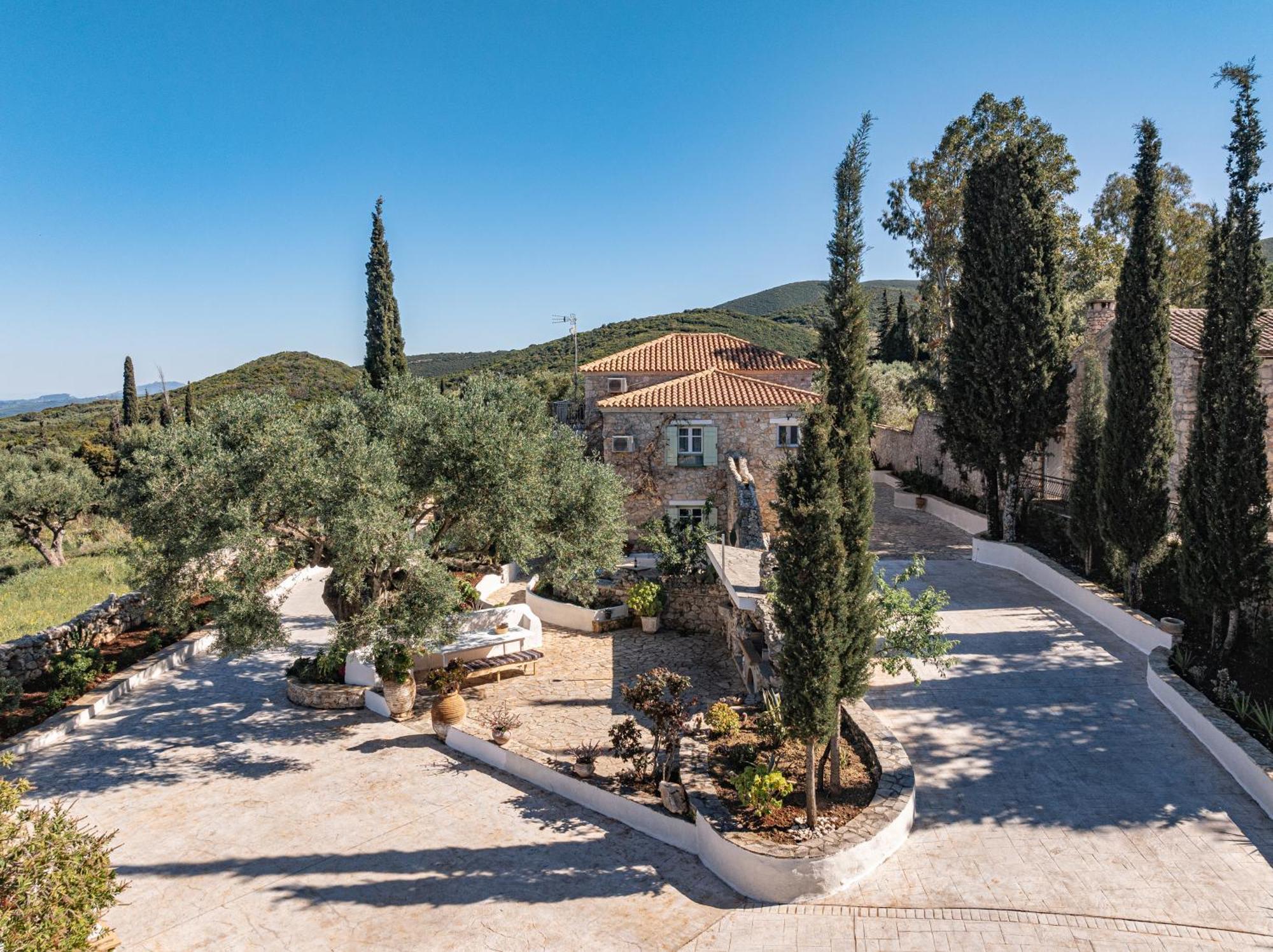 Louiza - Luxury Stone Villa Volimes
