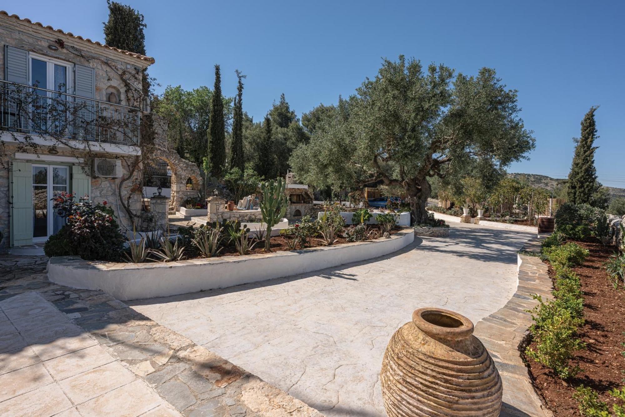 Louiza - Luxury Stone Volimes