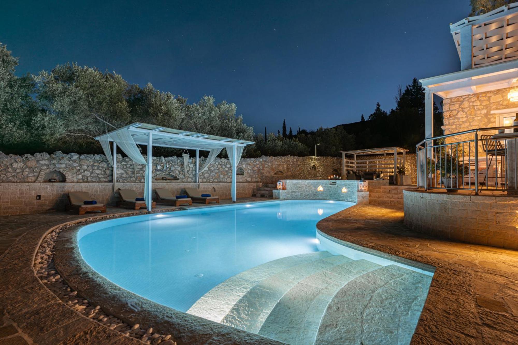 Villa Louiza - Luxury Stone Volimes