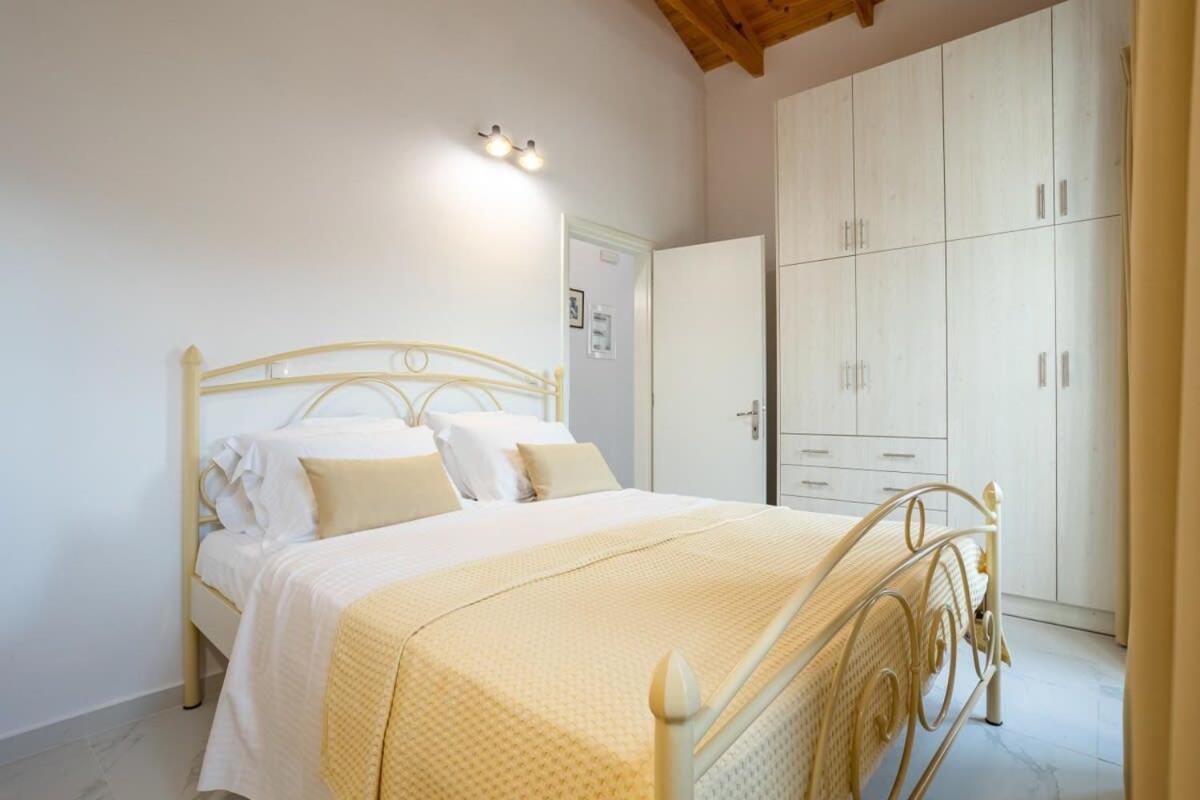 Mani Stone Built A Breath Away To The Sea Apartment