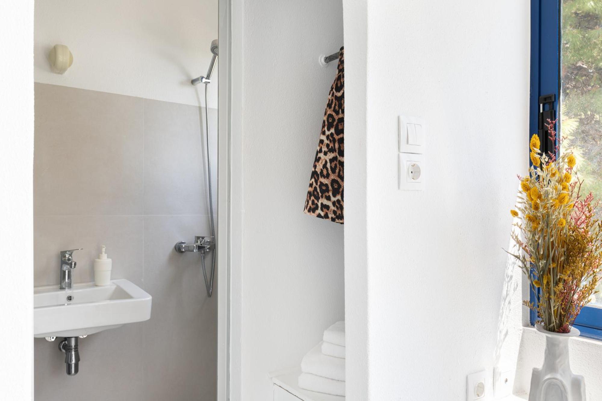Renovated Seaside In Sounio *