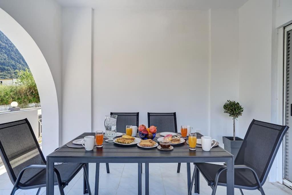 Villa Chrysanthi Luxury In Salakos, With Pool & Jacuzzi, Near *