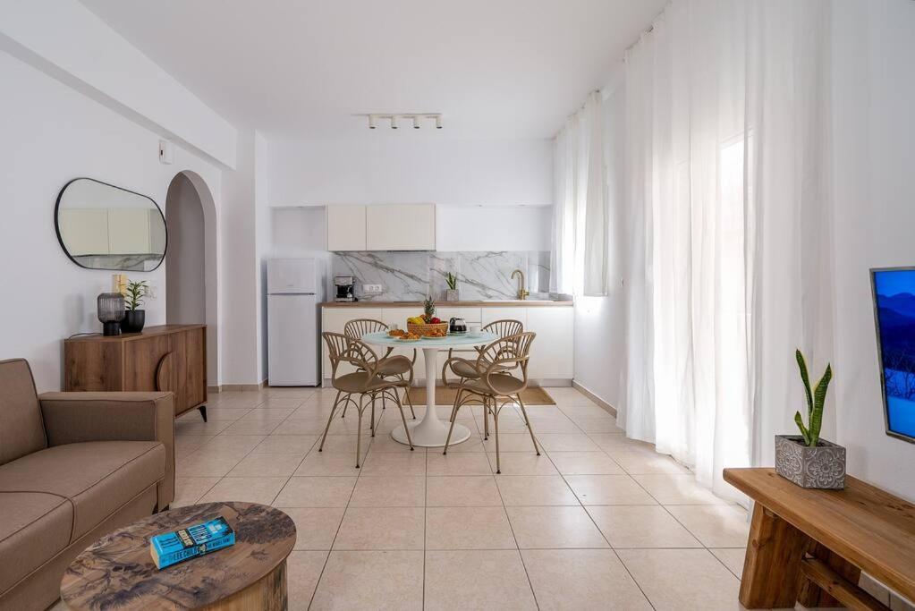 Coastal Key 9 Apartment *