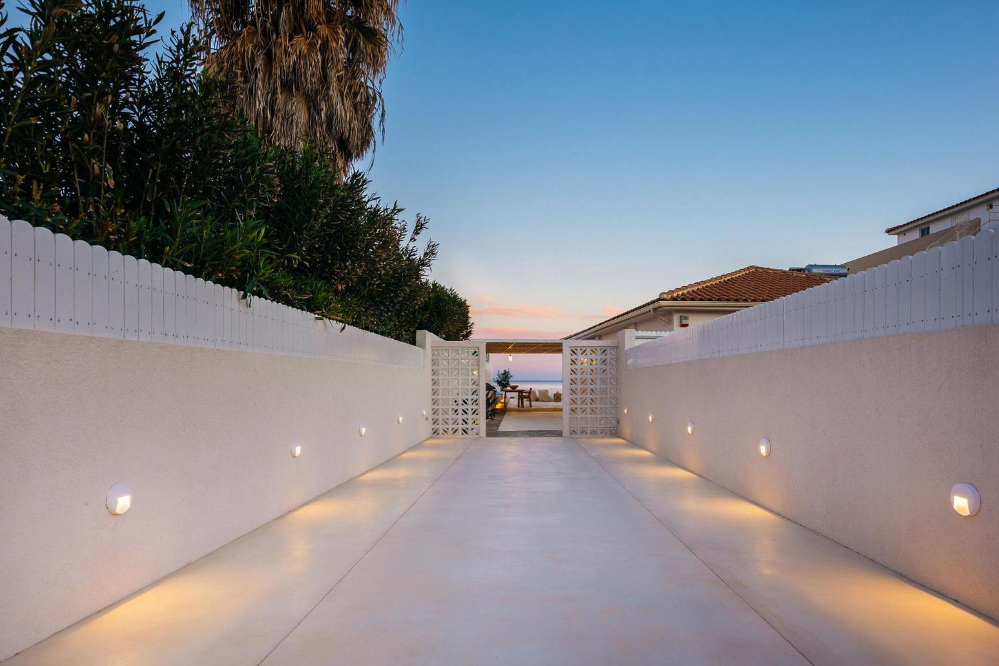 Salty Angel Sea Front Villa *