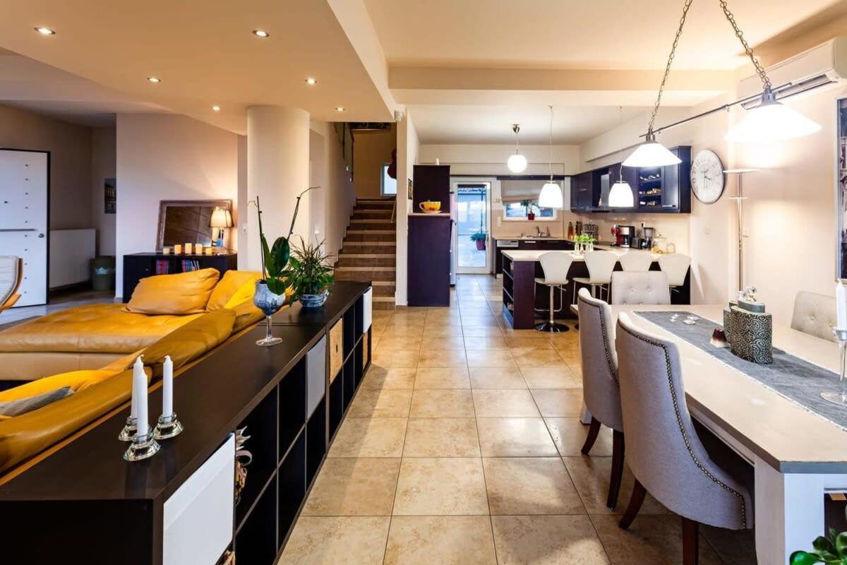 Villa Sunset Paradise - Verga's Utimate Seaview Getaway