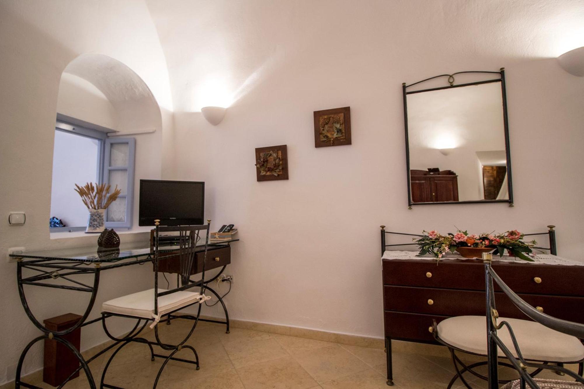Hotel Lithies Traditional Homes