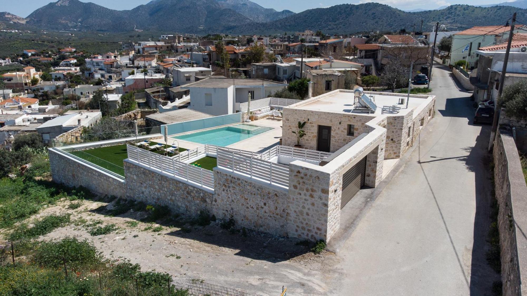 Villa Valentina, Roumeli