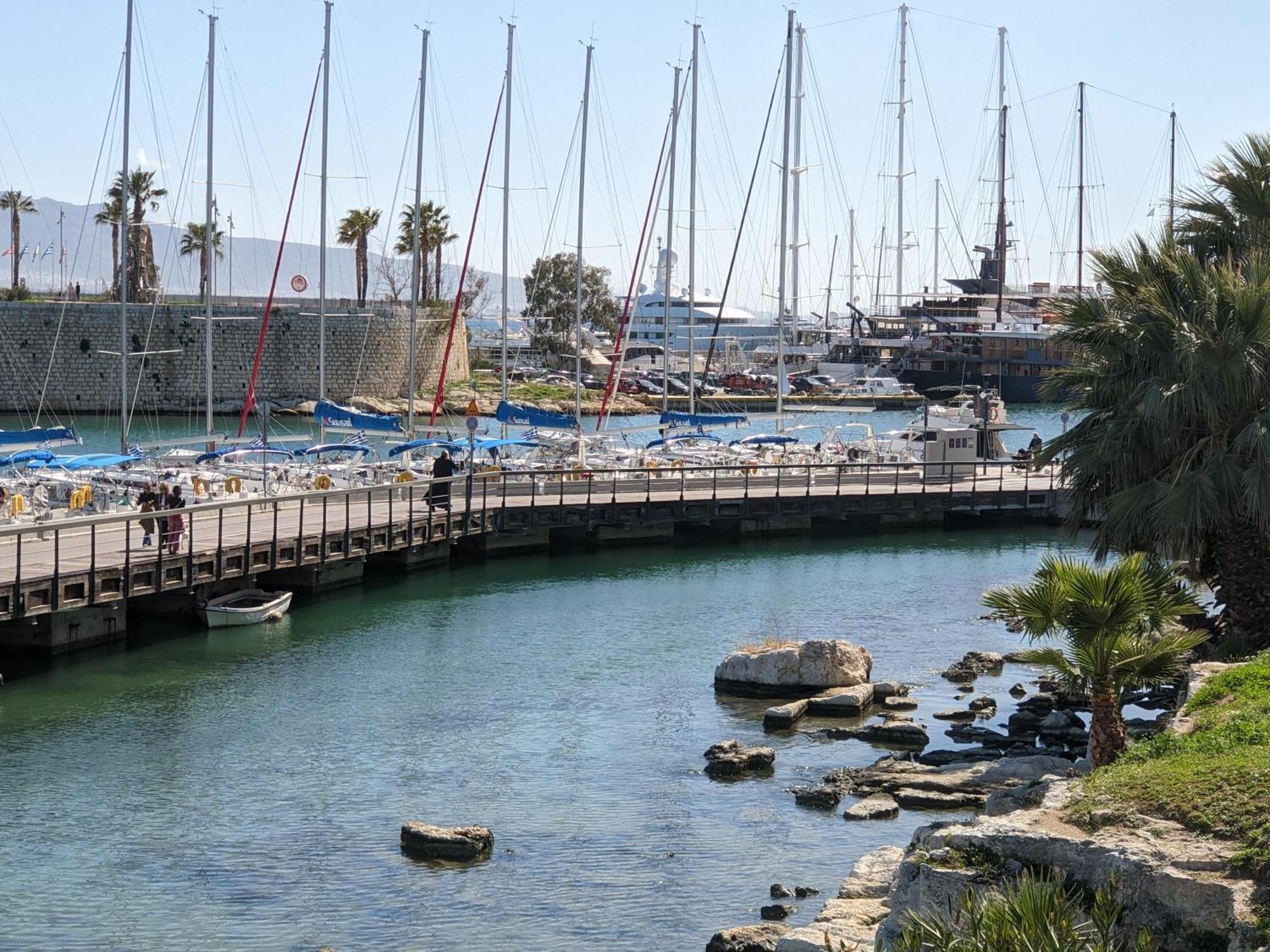 Harbor View Haven * Piraeus