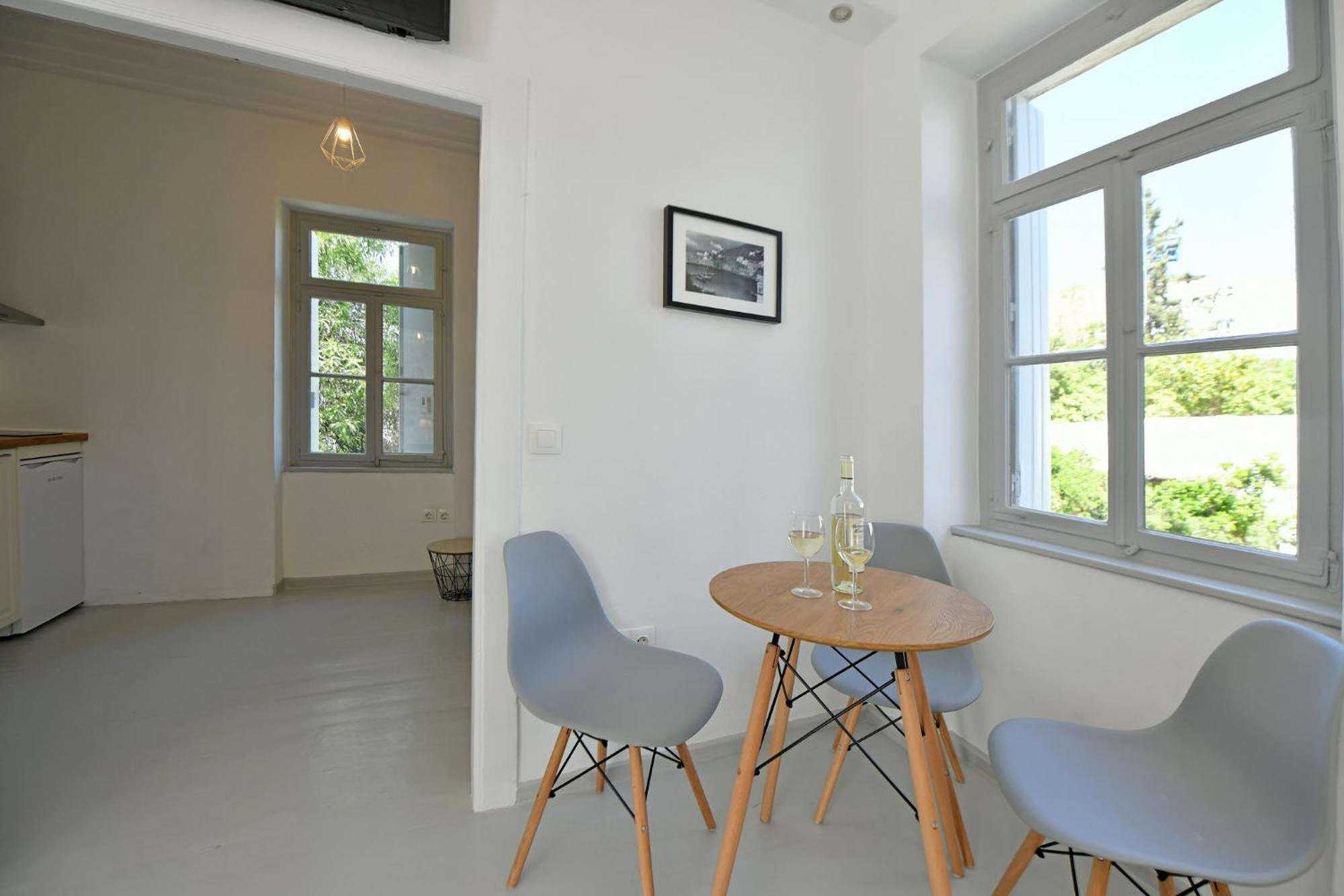 Abri Hydra Apartment *