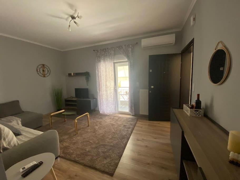Kapsis In Apartment Drama