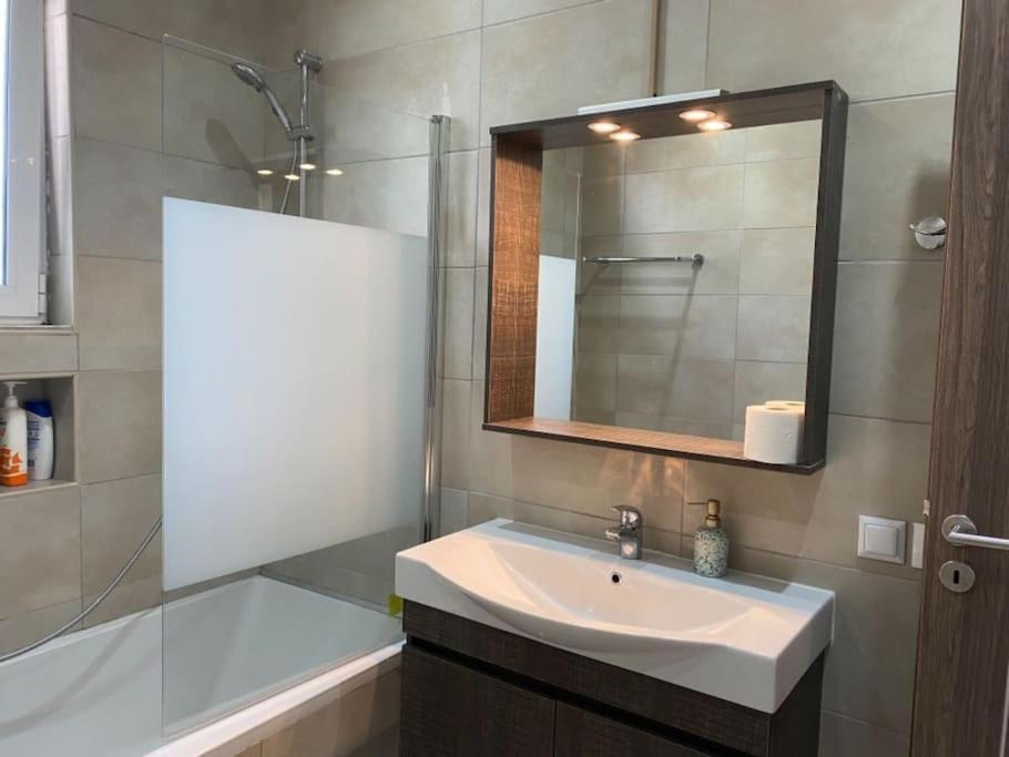 Seaside Breeze - 2 Bdrm In Palaio Faliro - Sea View