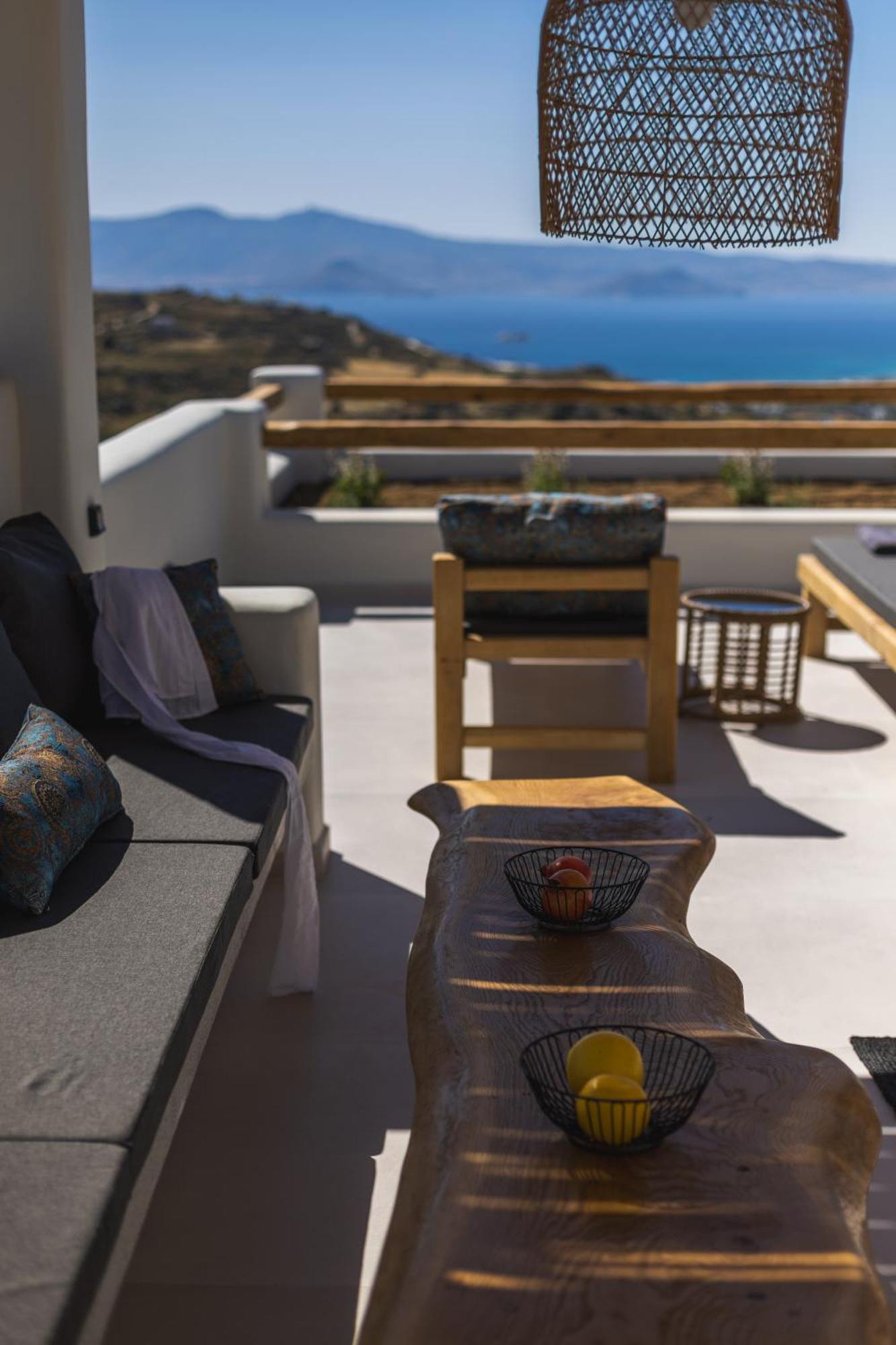 La Grande Vue-private Hilltop With Private Pools