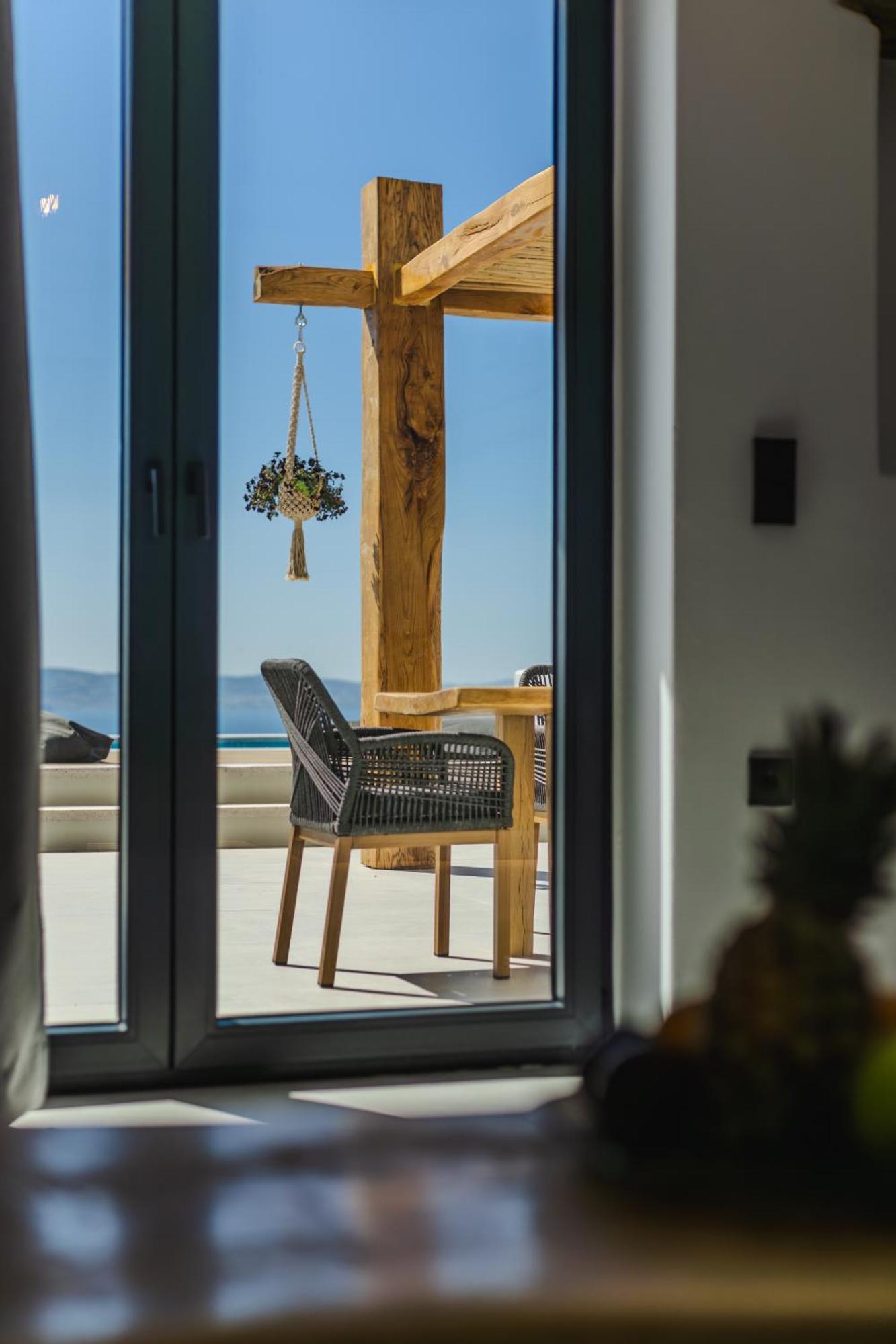 La Grande Vue-private Hilltop With Private Pools