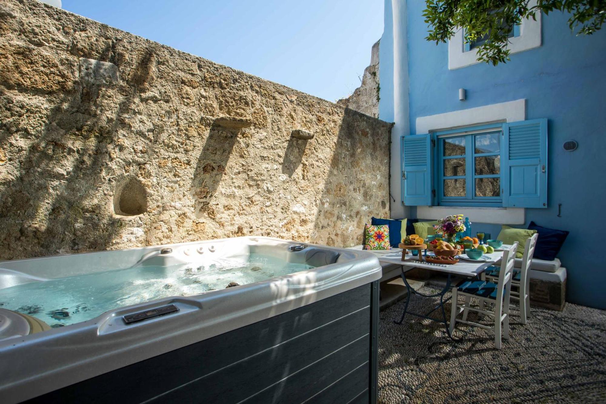 Holiday home Mandarin Traditional House With Outdoor Jacuzzi *