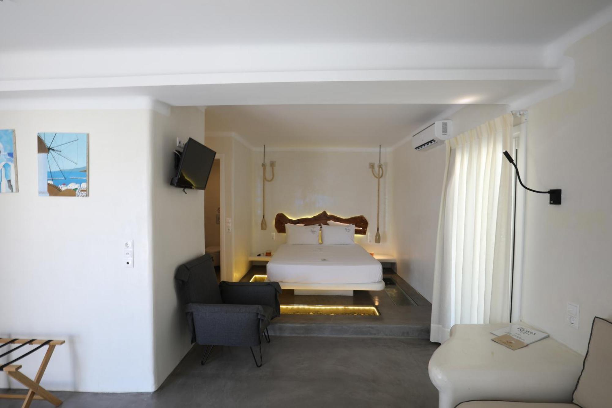 Flaskos Suites And More Aparthotel 4*