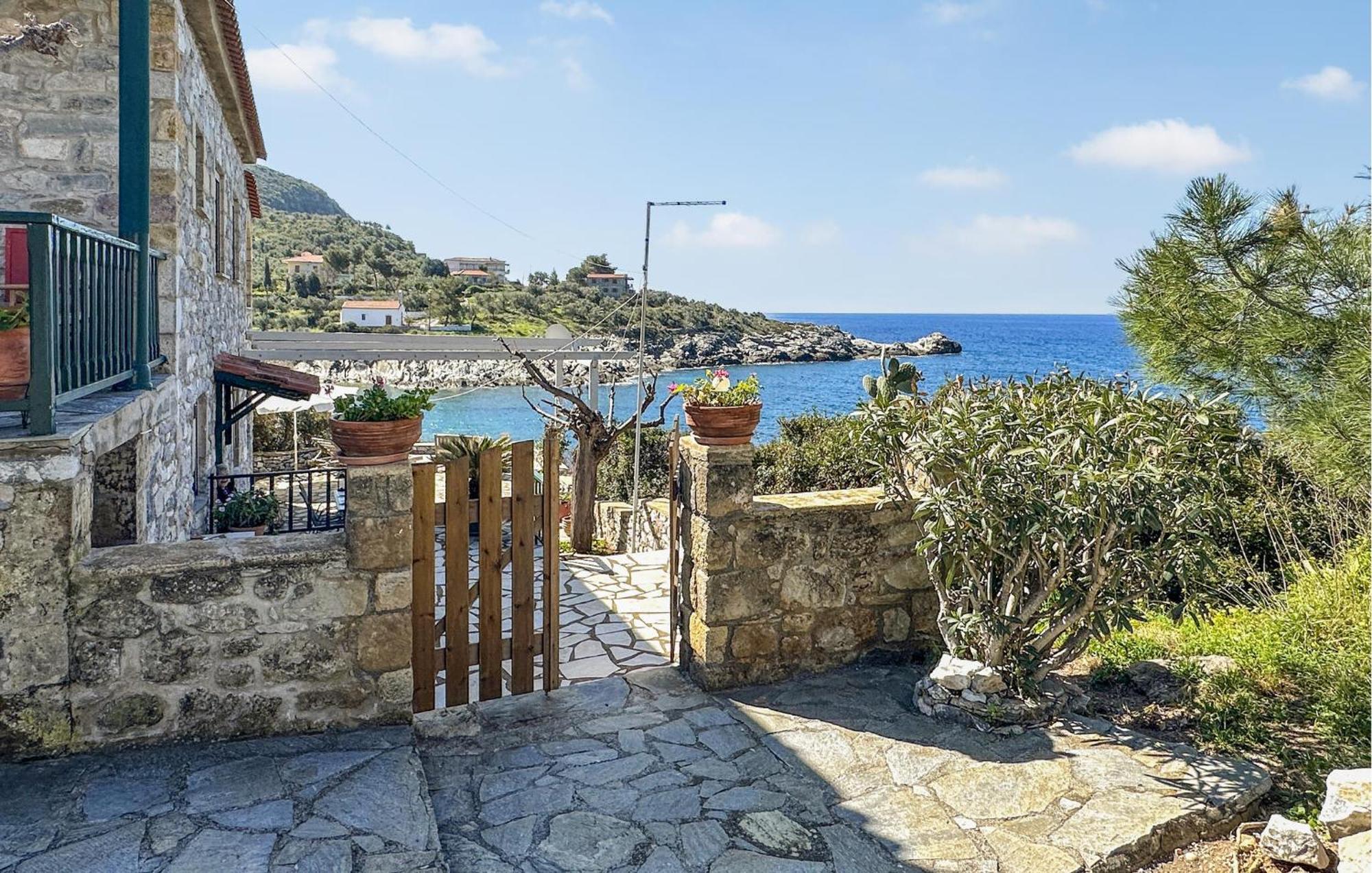 In Aghios Dimitris-m, With Wifi