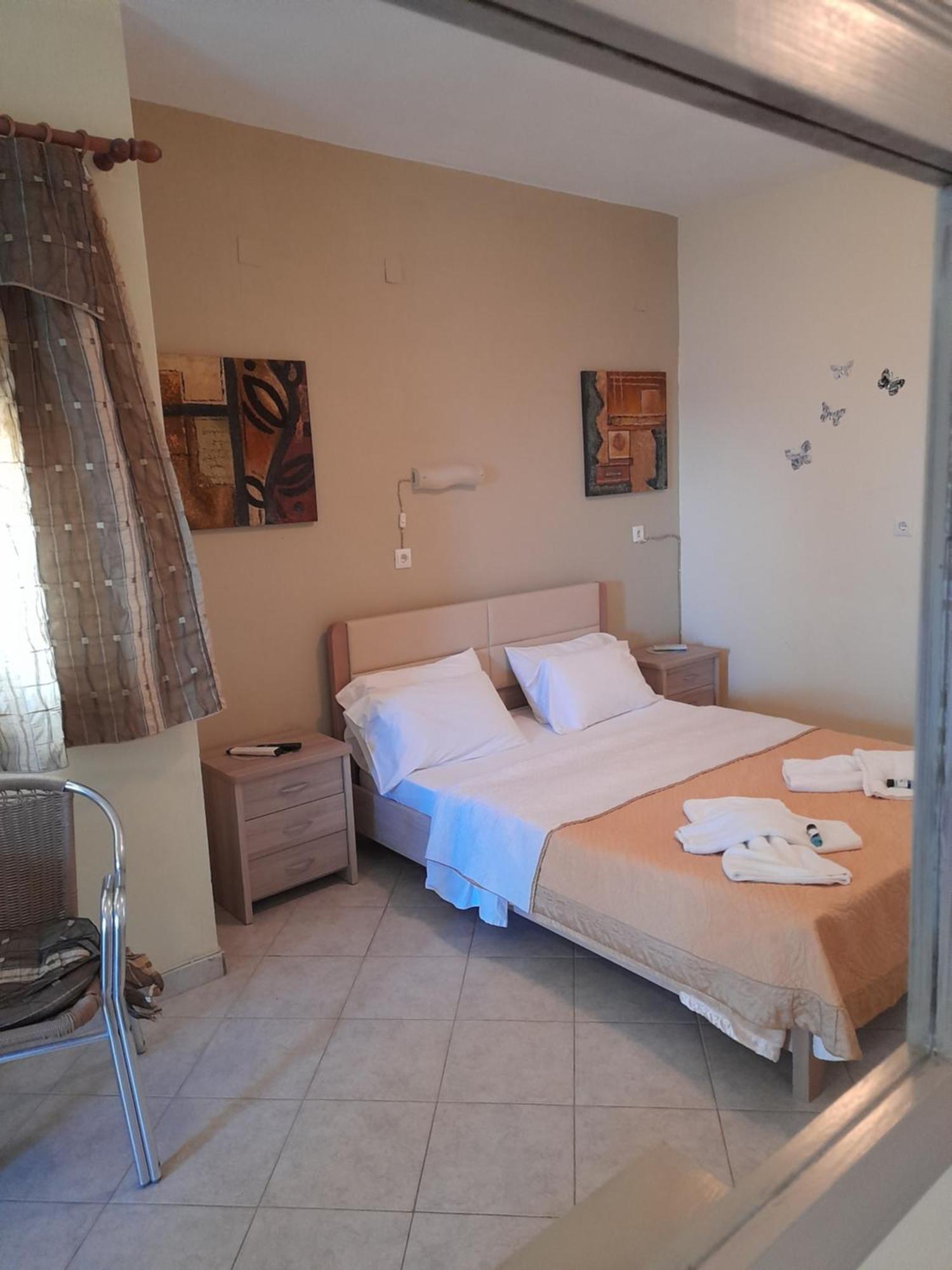 Delfini Aparthotel Akhladheri