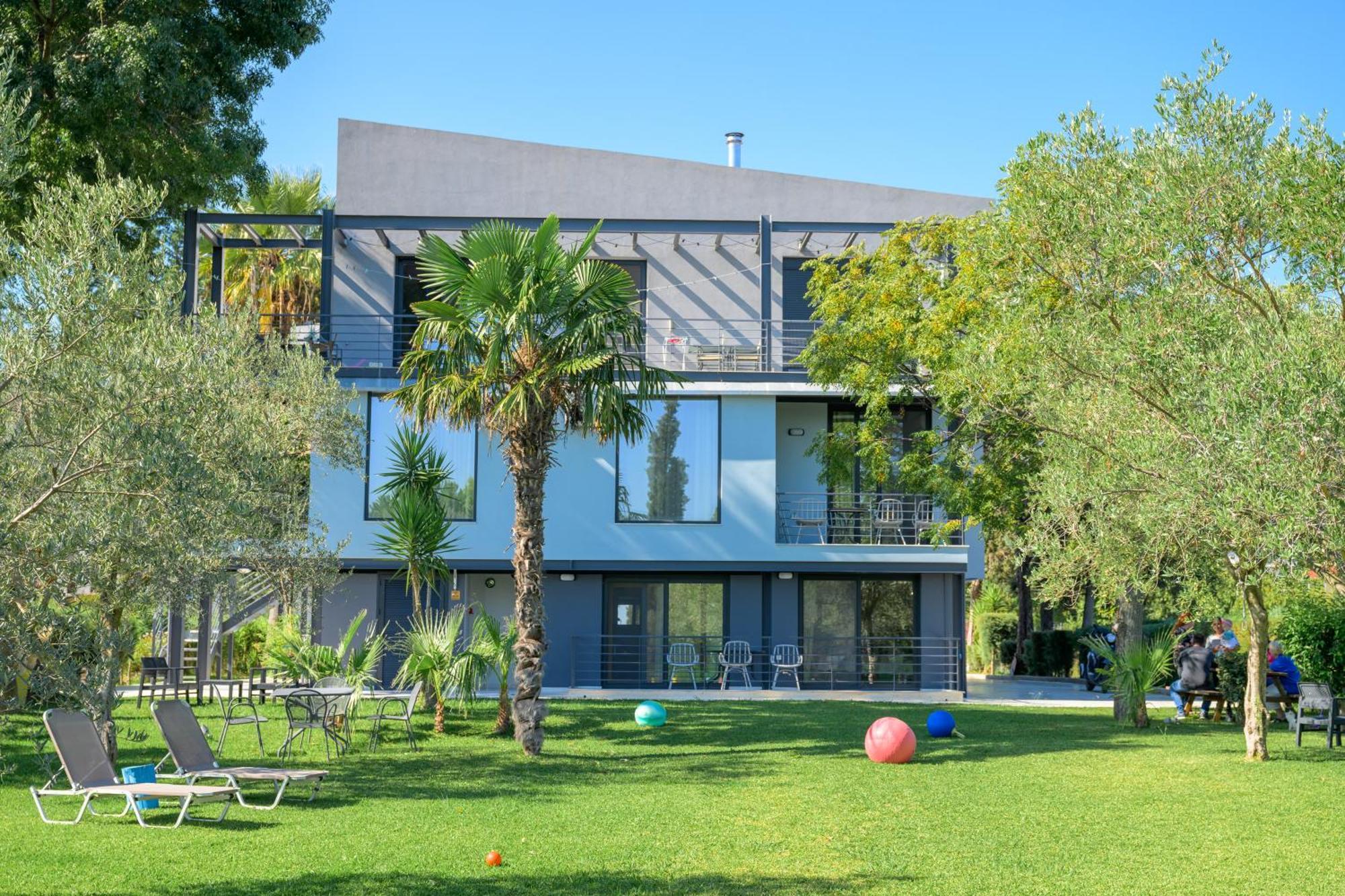 Bikini Apartment *