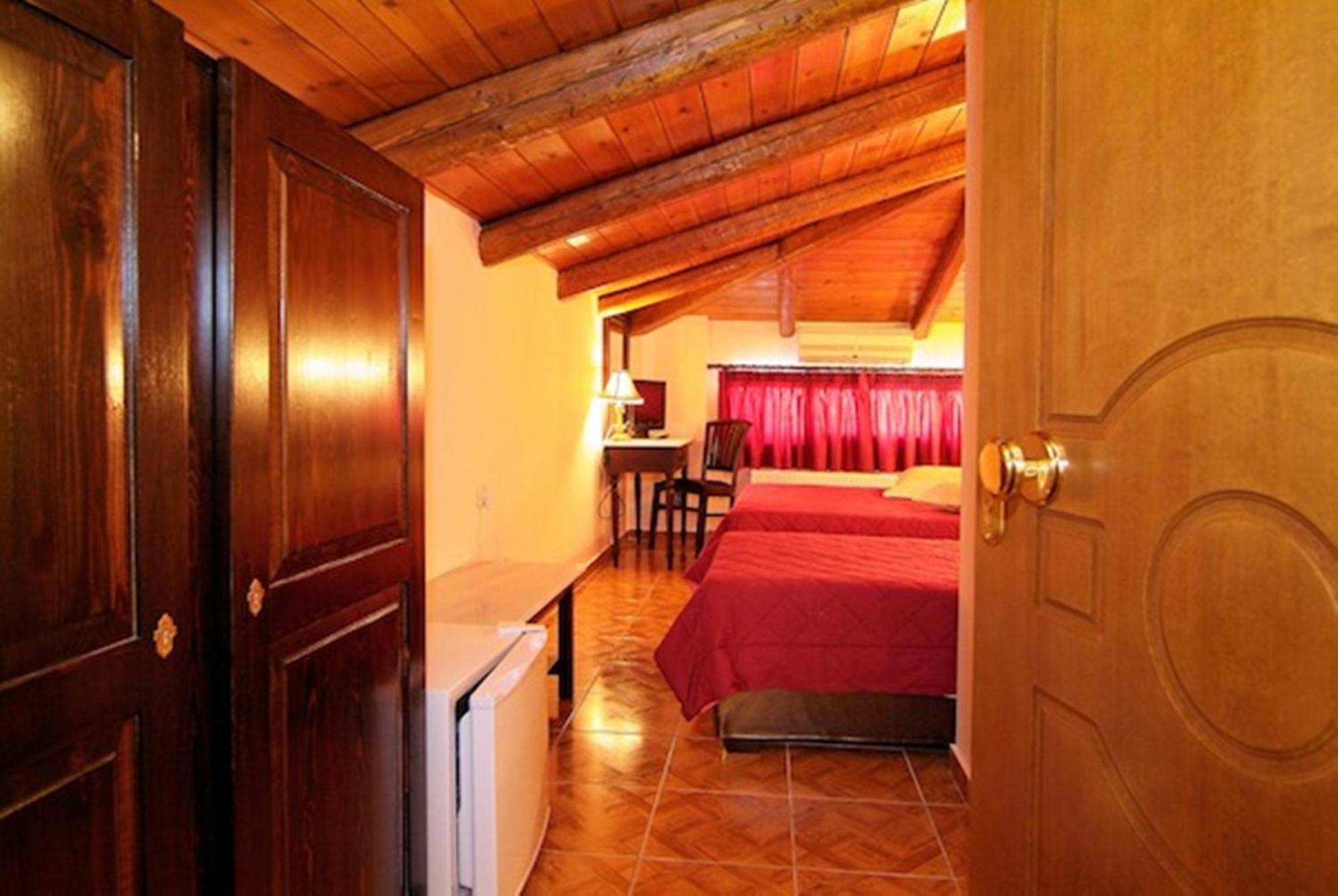 Hotel Varonos 3*