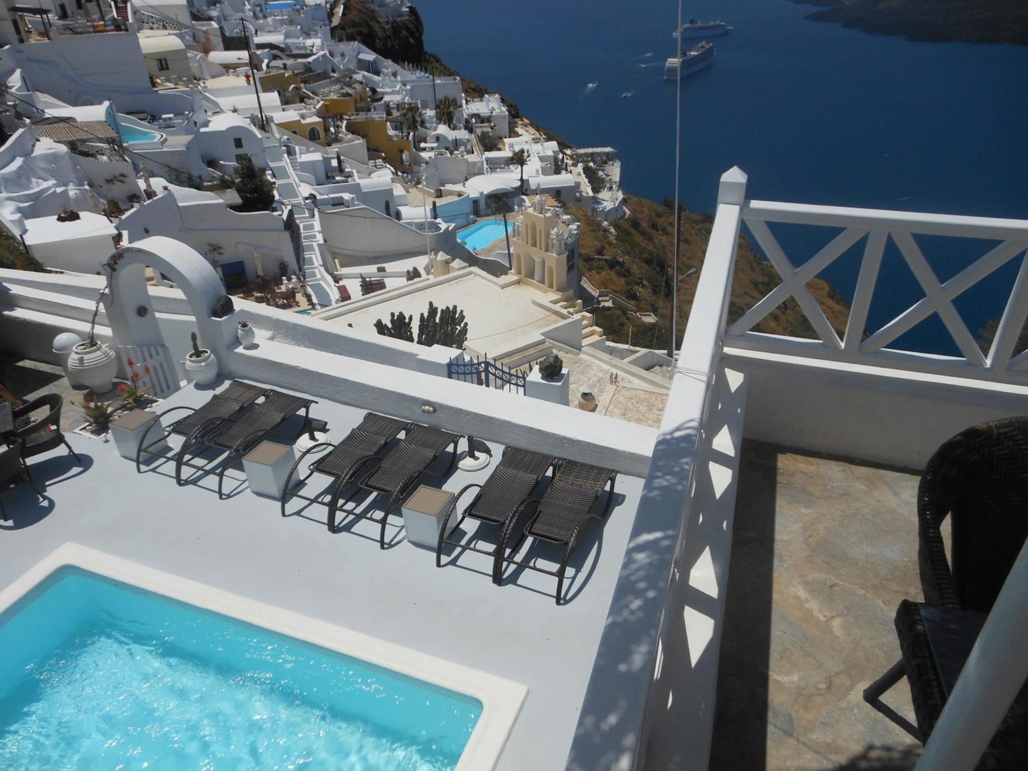 Nomikos Fira (Santorini)