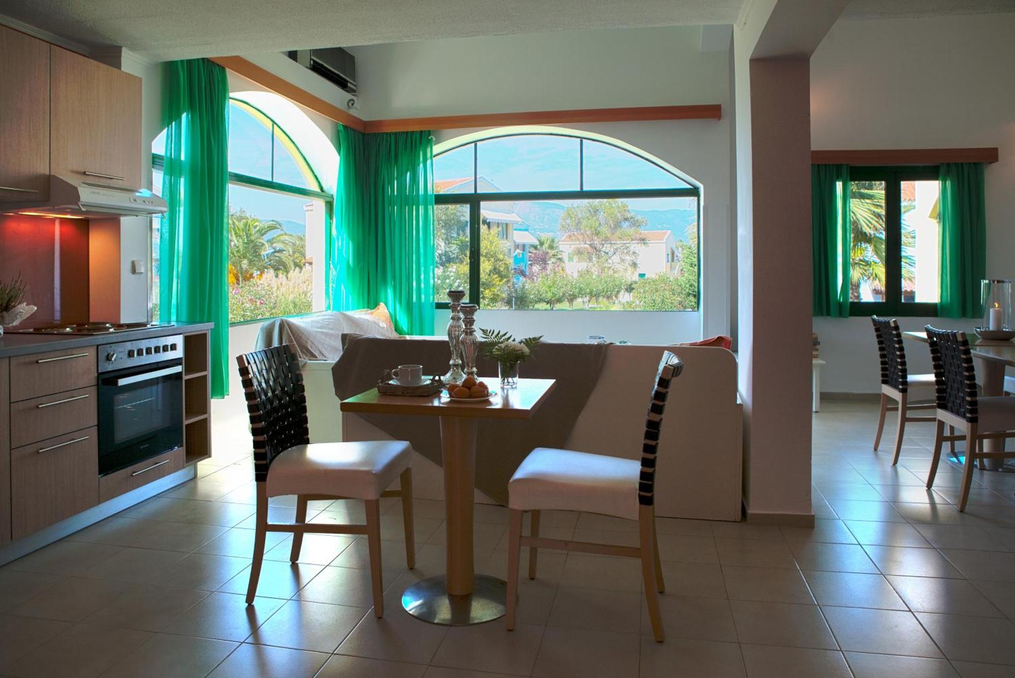 Aparthotel Govino Bay