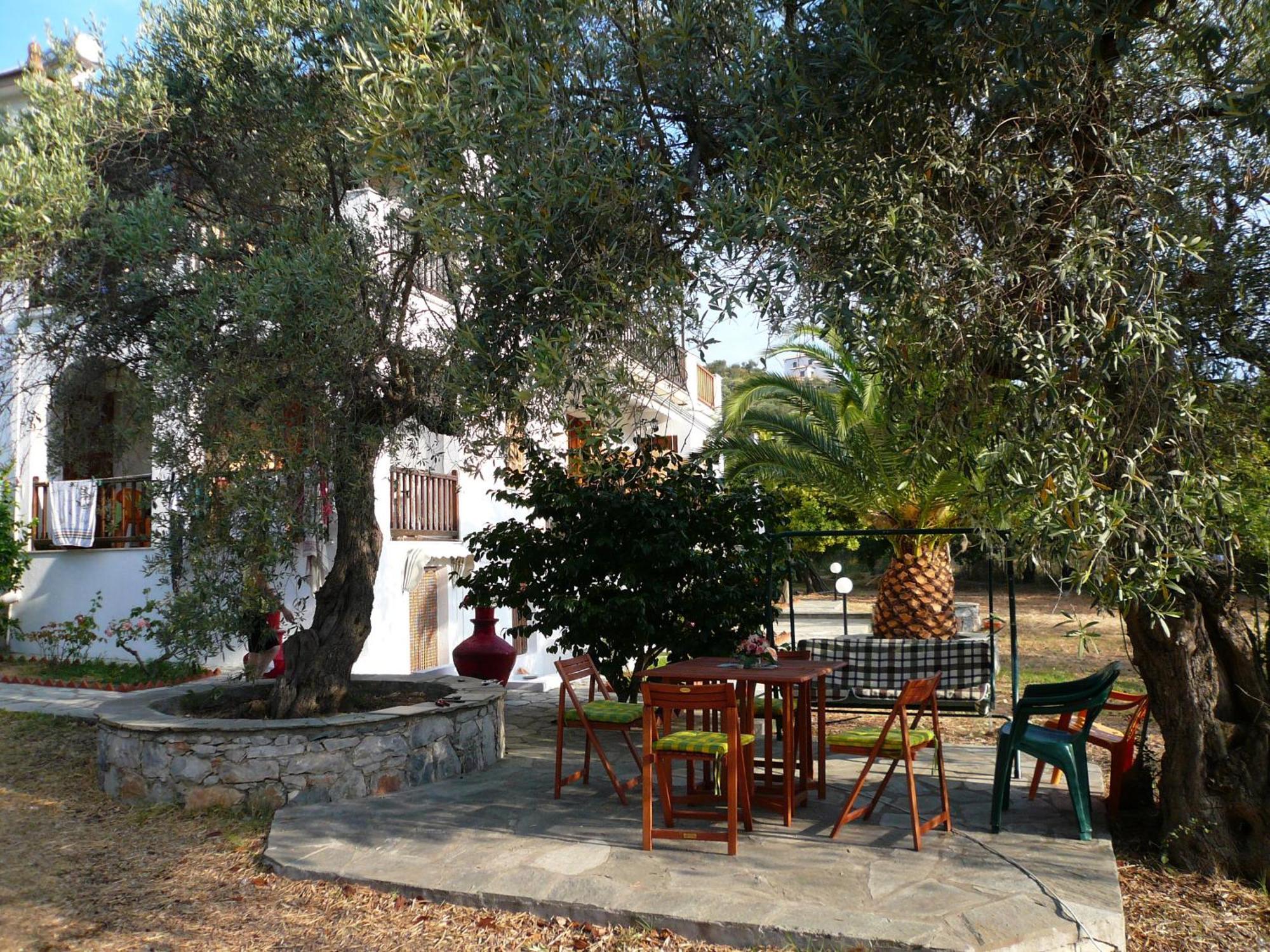 Guest house Liossis & *